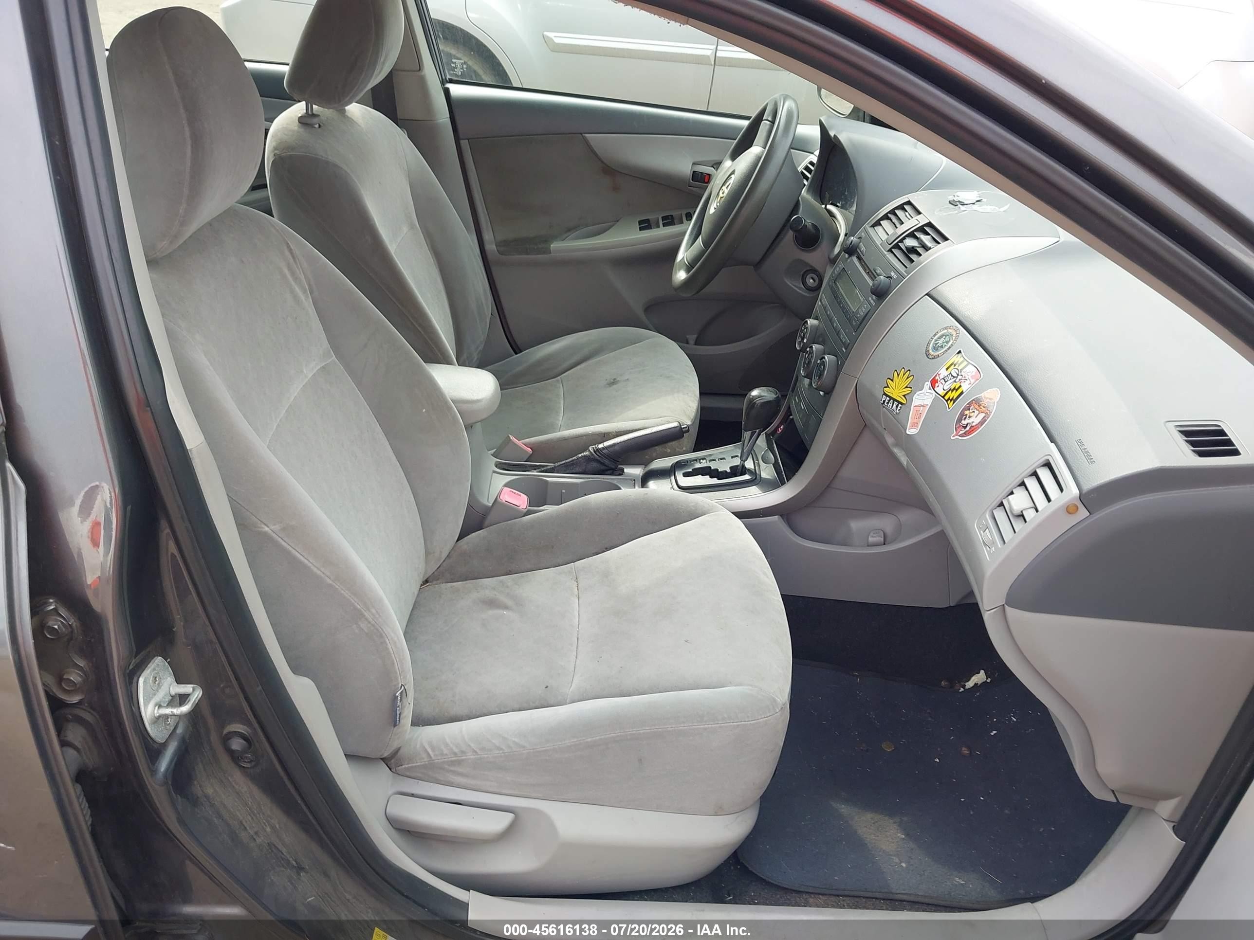 2009 Toyota Corolla Le Gray vin: JTDBL40E999028634