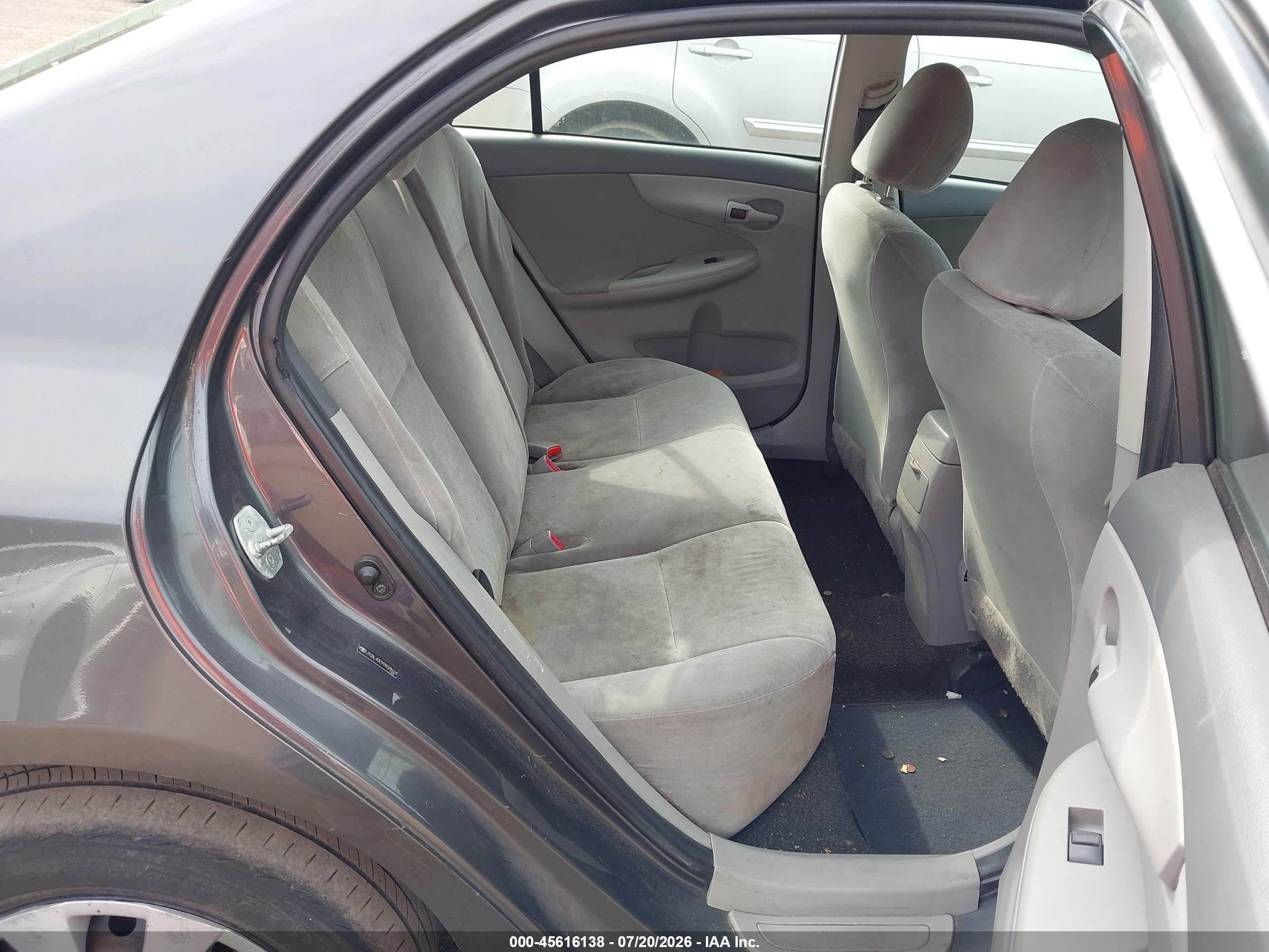 2009 Toyota Corolla Le Gray vin: JTDBL40E999028634