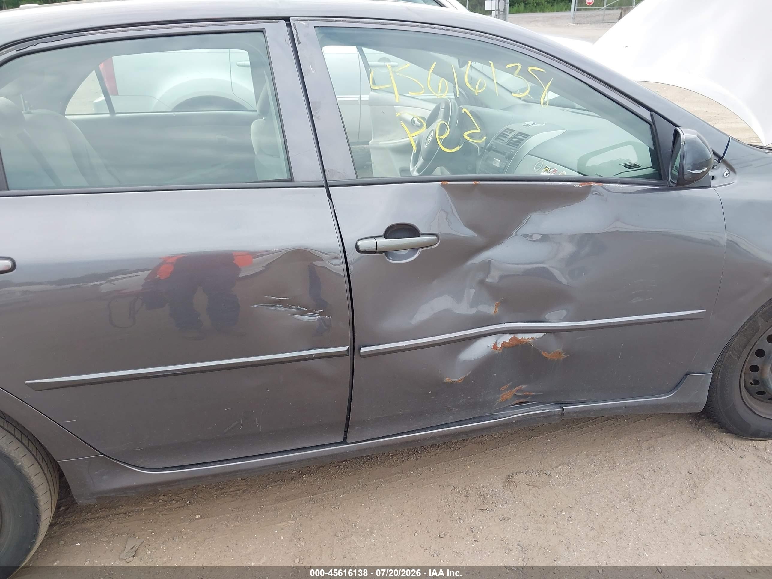 2009 Toyota Corolla Le Gray vin: JTDBL40E999028634