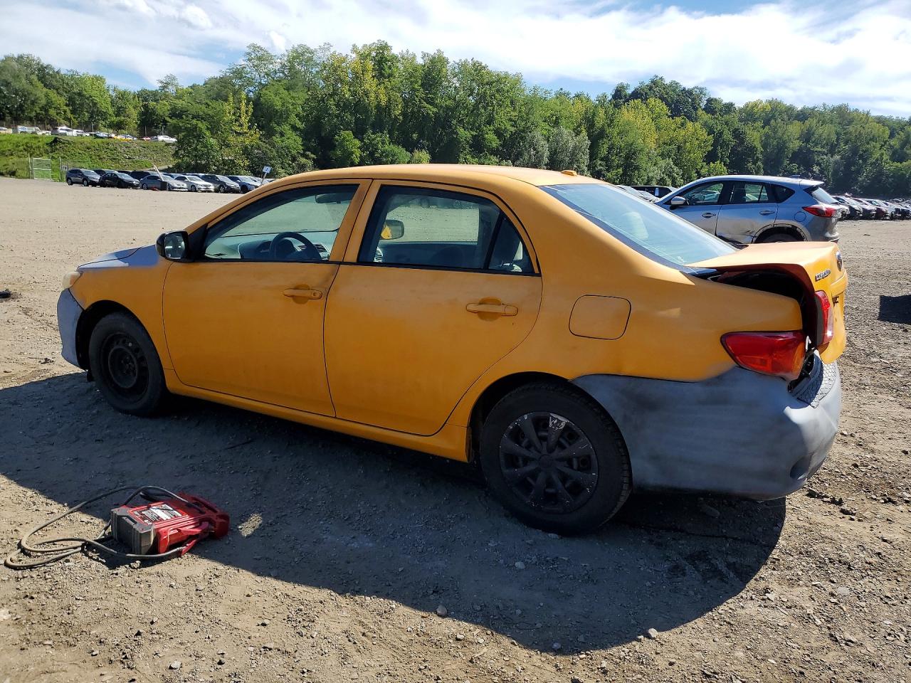 2009 Toyota Corolla Le Yellow vin: JTDBL40E999029900