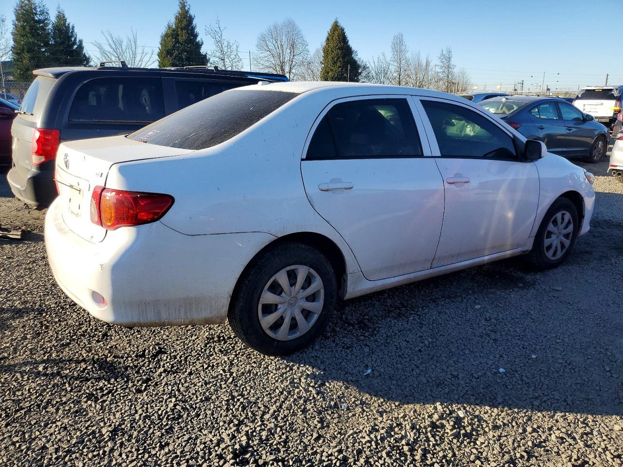 2009 Toyota Corolla Base White vin: JTDBL40E99J011699