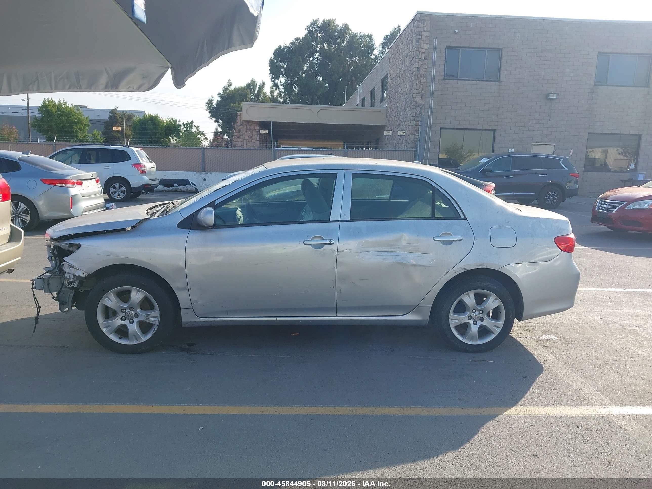 2009 Toyota Corolla Le Gray vin: JTDBL40E99J026428
