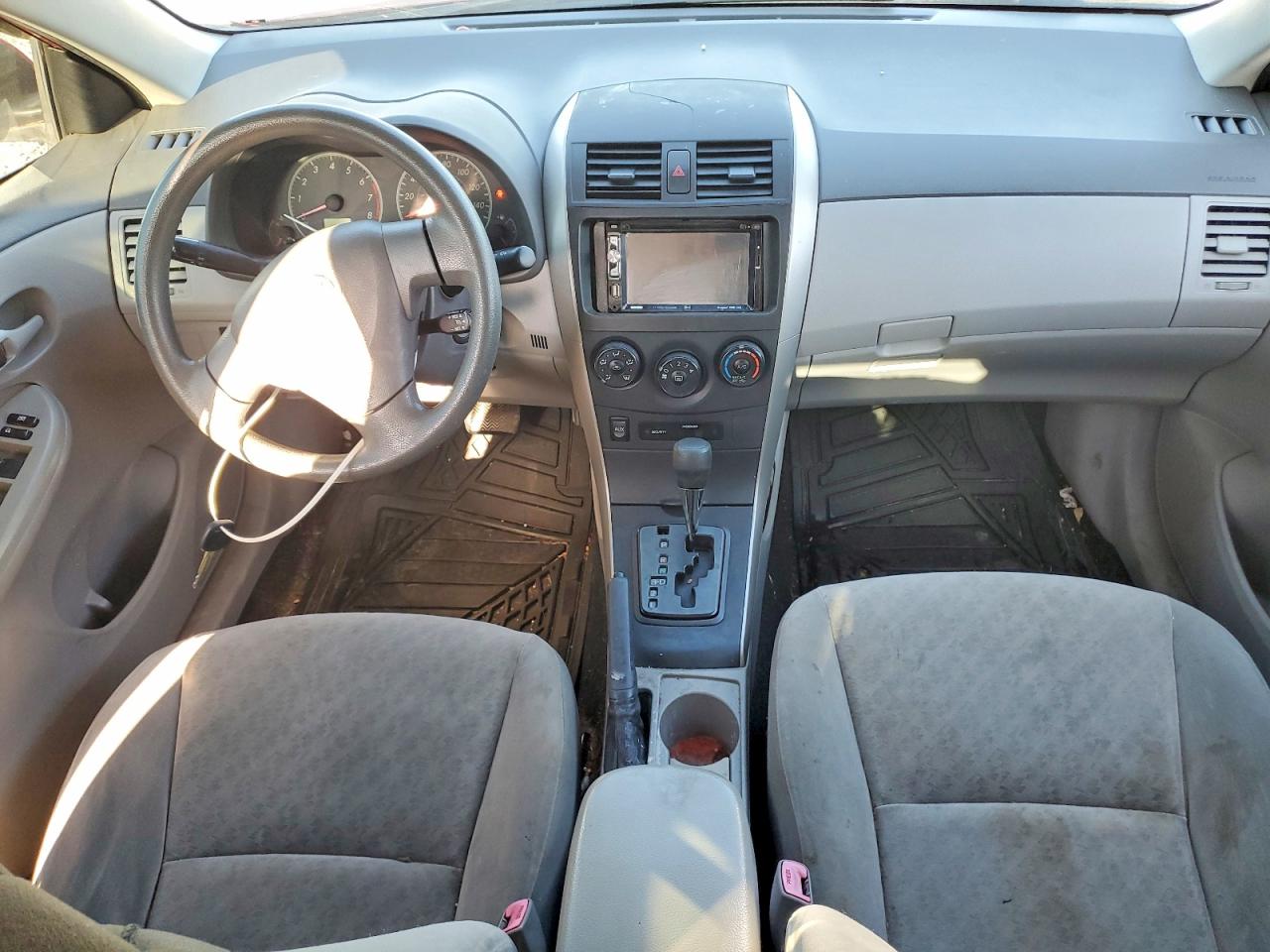 2009 Toyota Corolla Le Red vin: JTDBL40EX99029145