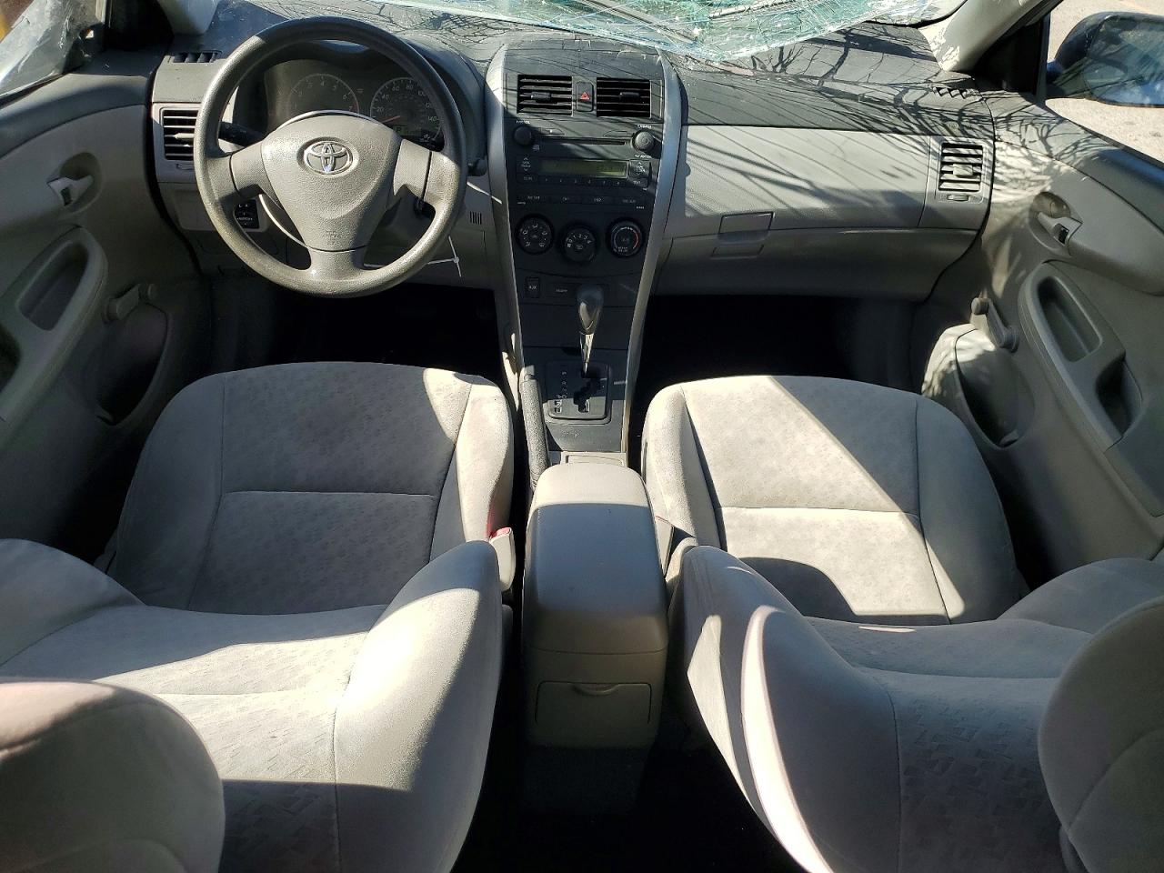 2009 Toyota Corolla Base Серебряный vin: JTDBL40EX99047144