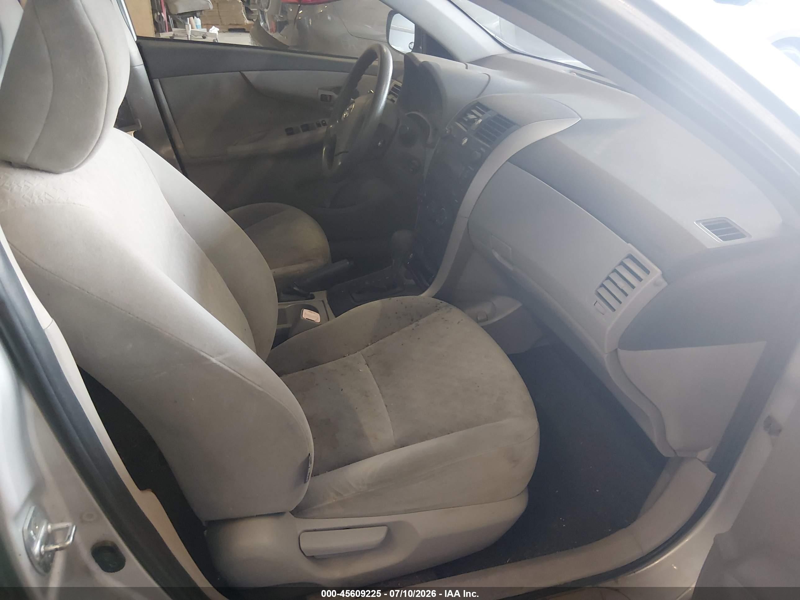 2009 Toyota Corolla Le Silver vin: JTDBL40EX99056197
