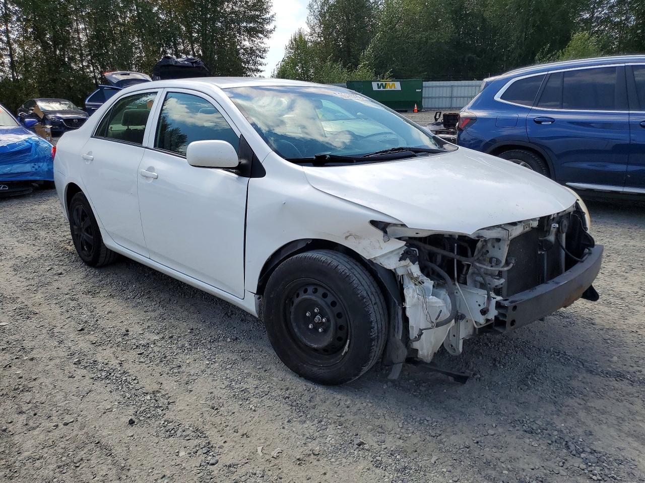 2009 Toyota Corolla Le White vin: JTDBL40EX99081908