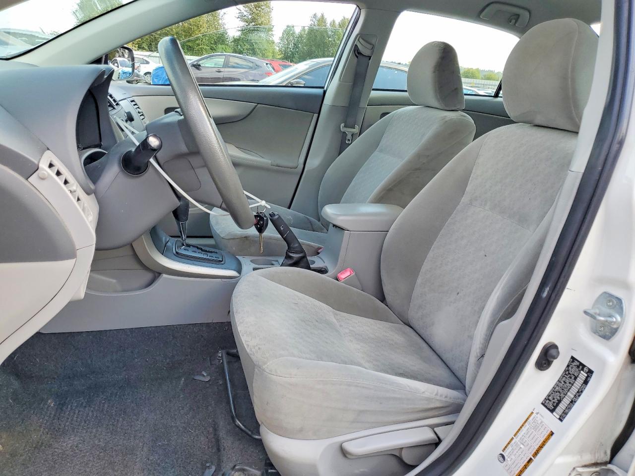 2009 Toyota Corolla Le White vin: JTDBL40EX99081908