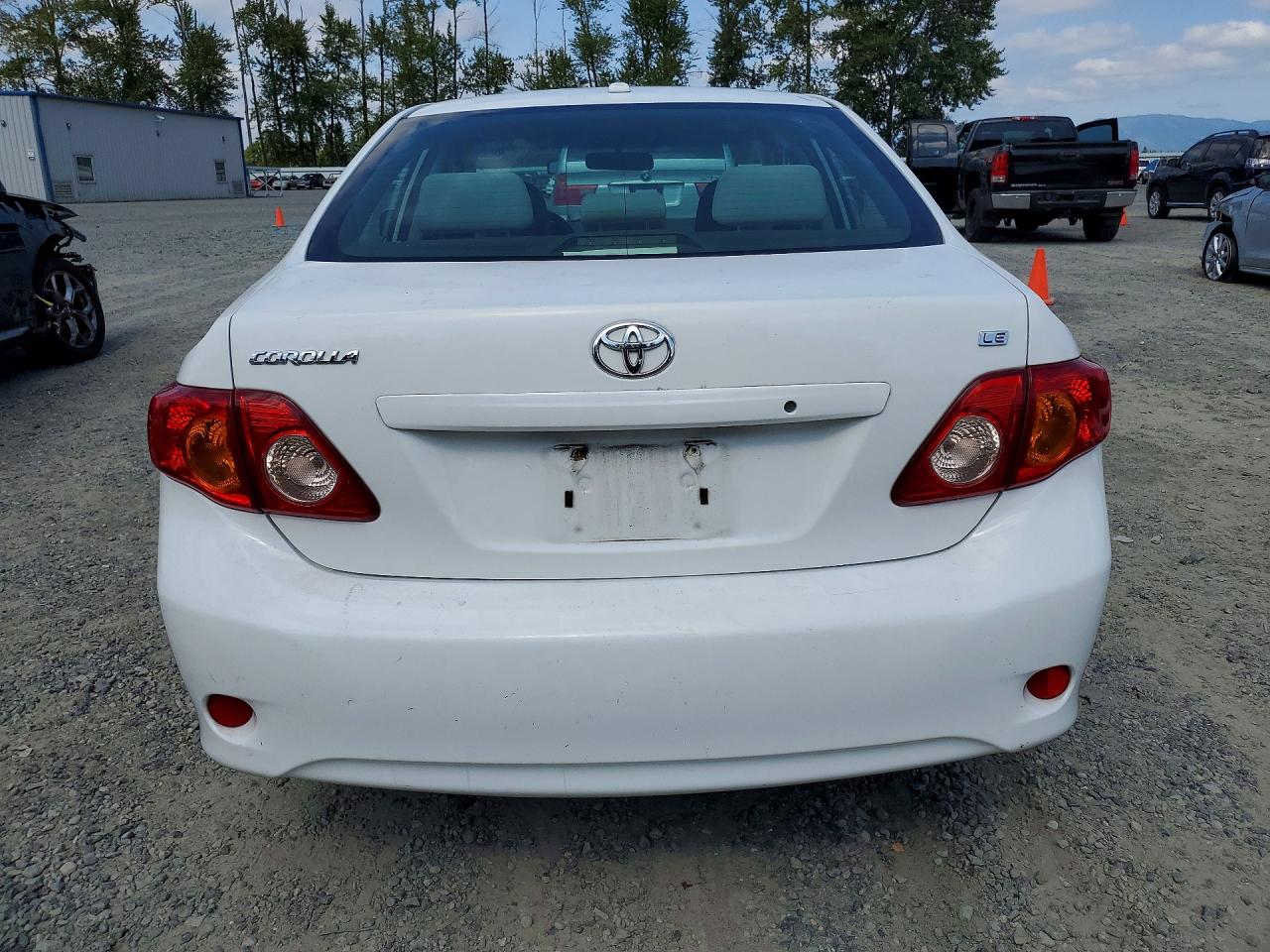 2009 Toyota Corolla Le White vin: JTDBL40EX99081908
