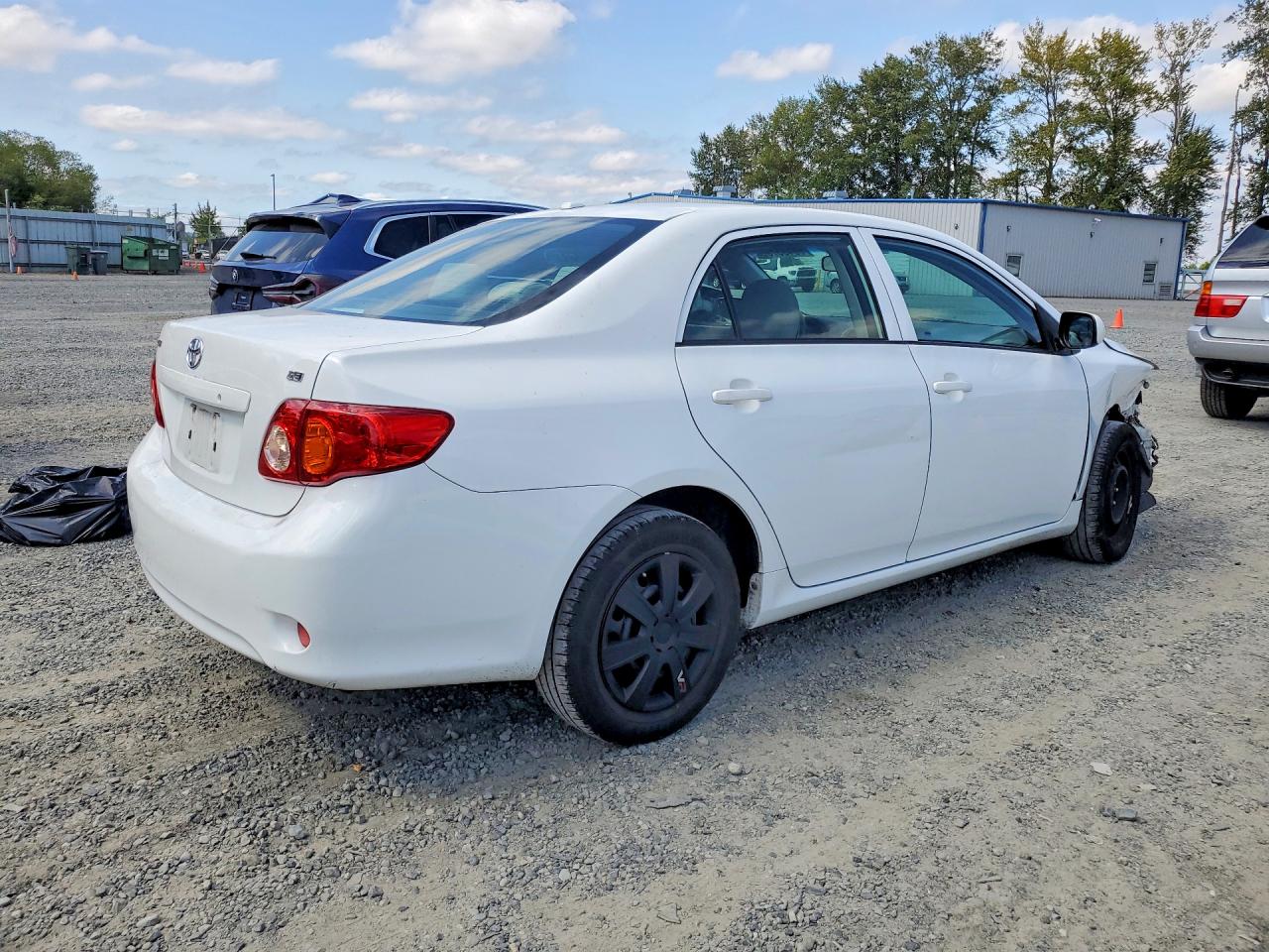 2009 Toyota Corolla Le White vin: JTDBL40EX99081908