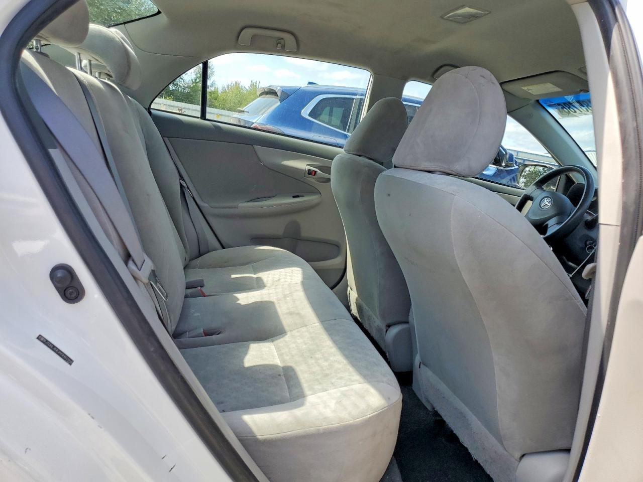 2009 Toyota Corolla Le White vin: JTDBL40EX99081908