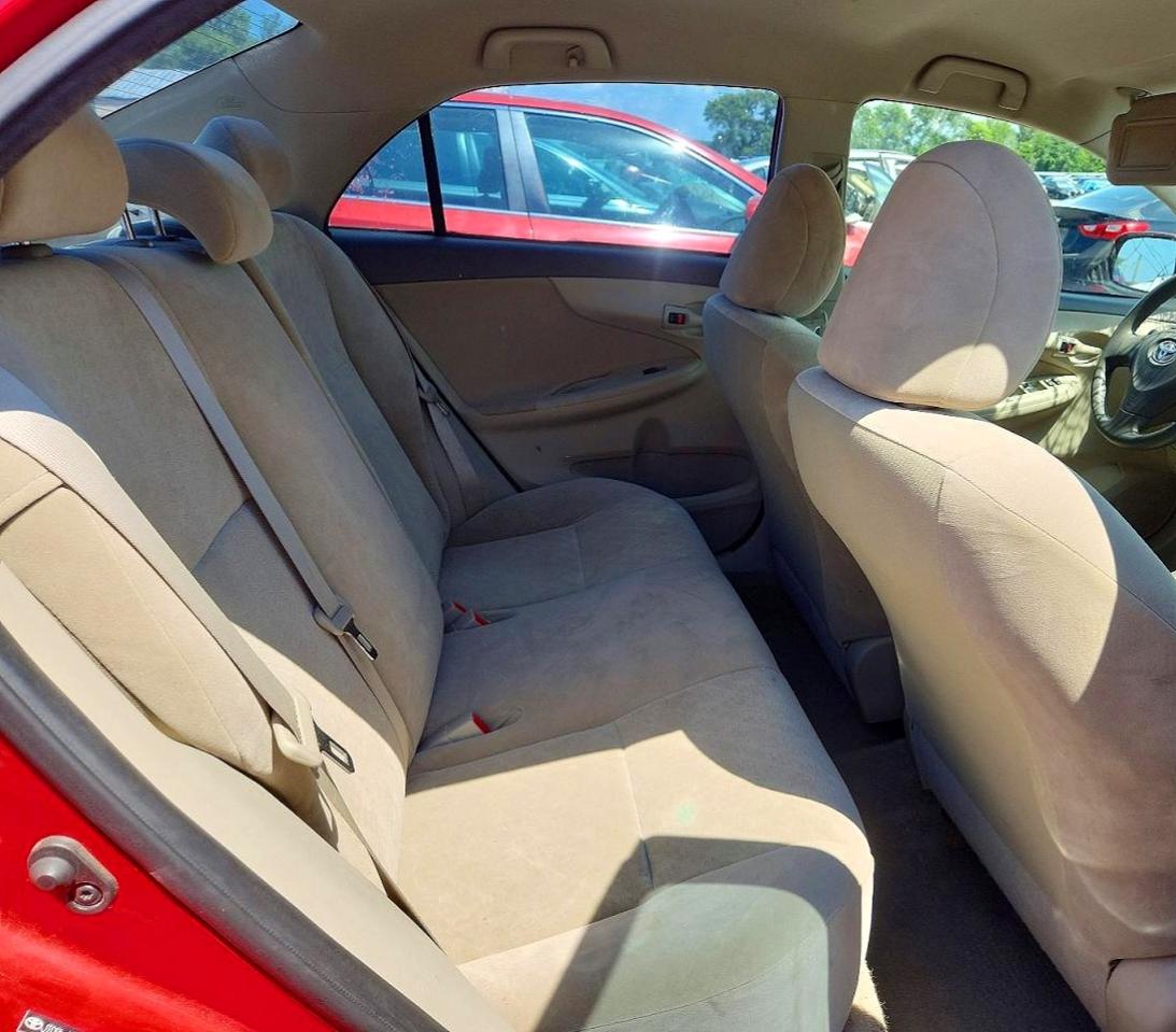 2009 Toyota Corolla Le Red vin: JTDBL40EX99093878