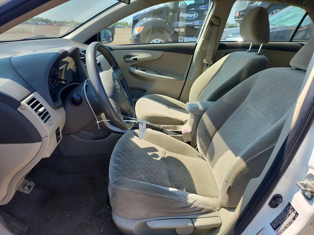 2009 Toyota Corolla Le White vin: JTDBL40EX9J012943