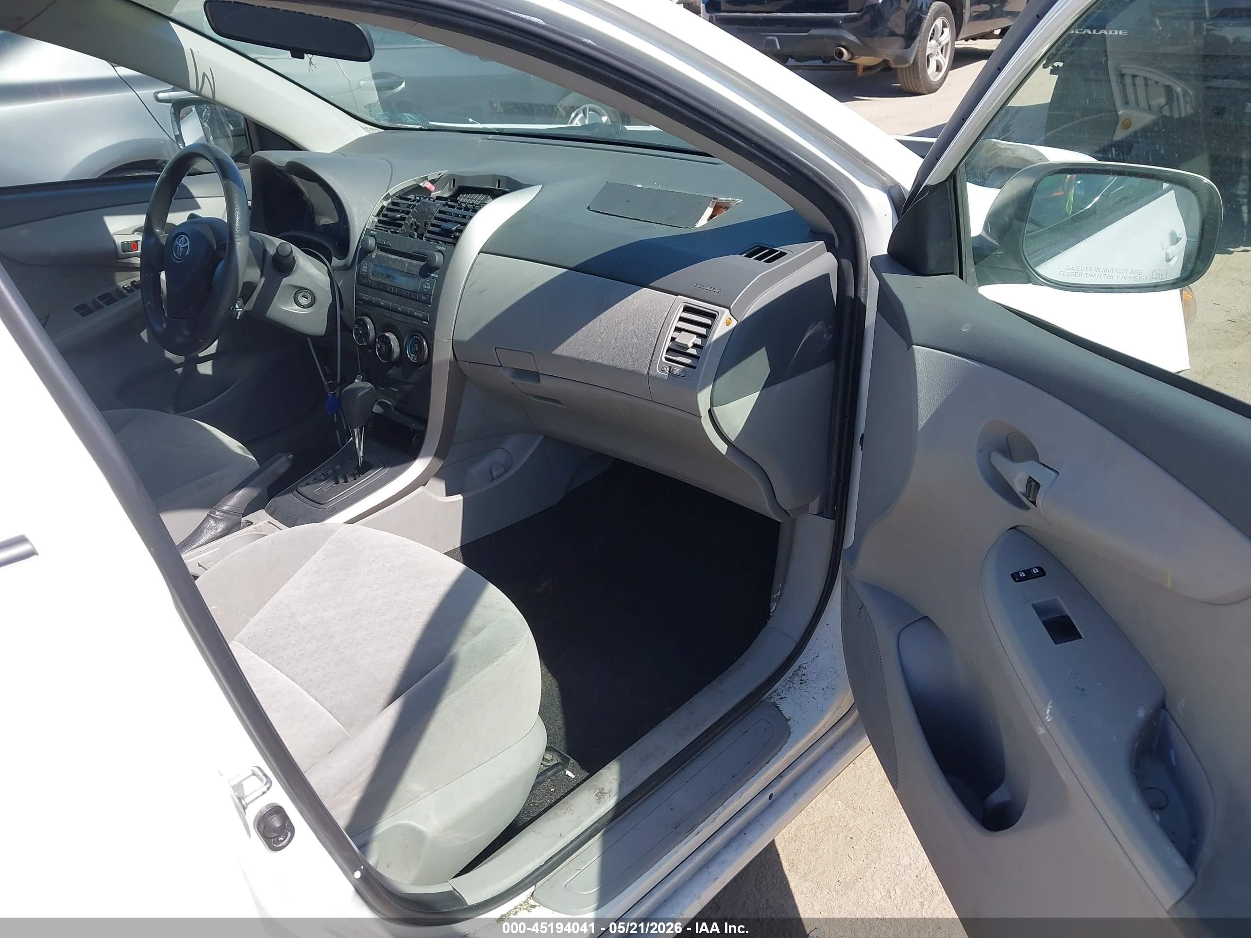 2009 Toyota Corolla Le White vin: JTDBL40EX9J027183