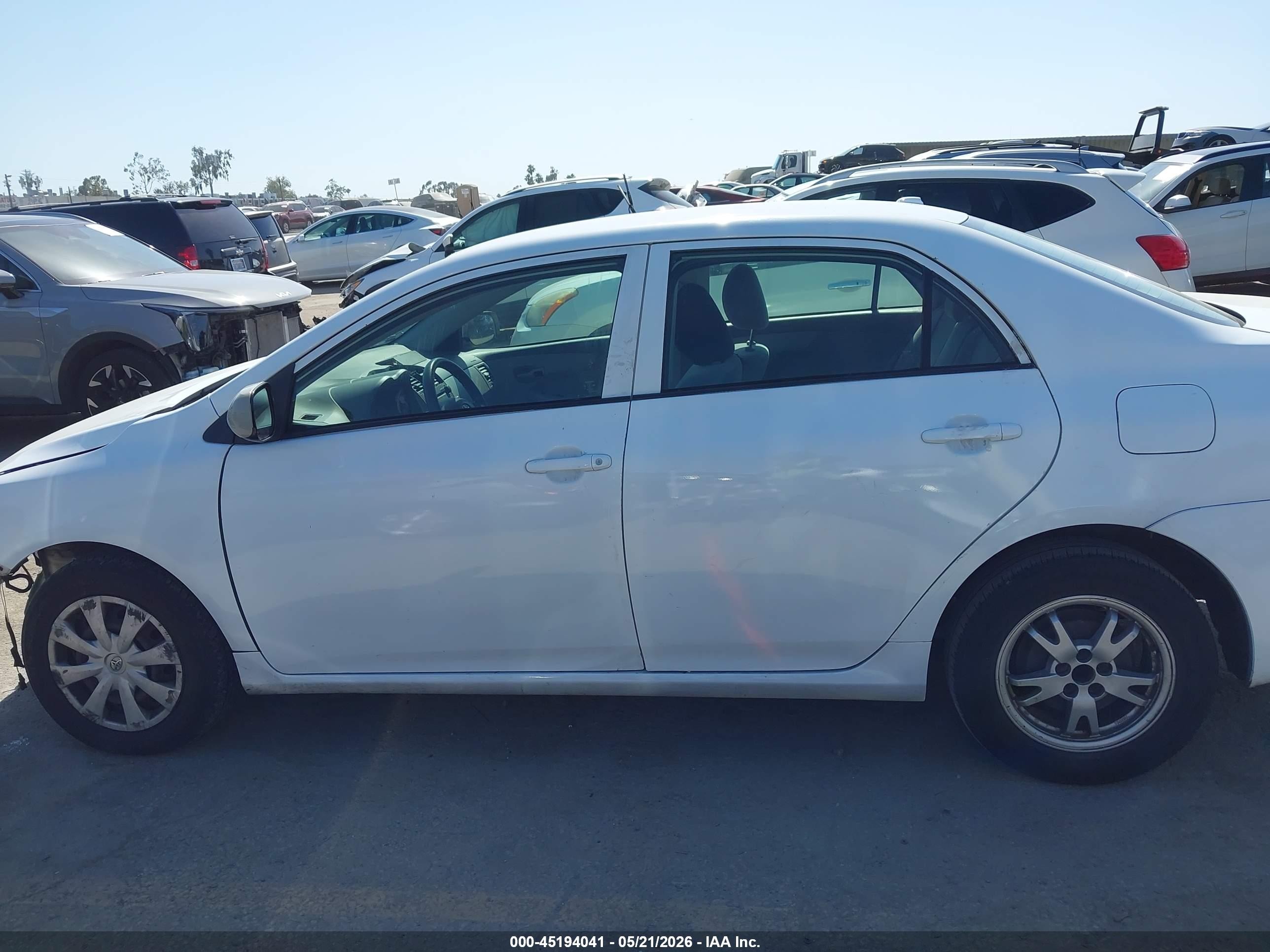 2009 Toyota Corolla Le White vin: JTDBL40EX9J027183