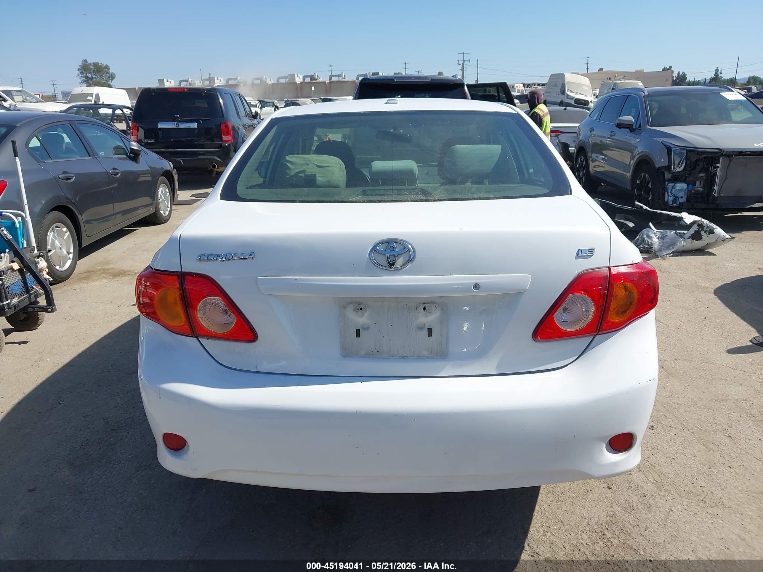 2009 Toyota Corolla Le White vin: JTDBL40EX9J027183