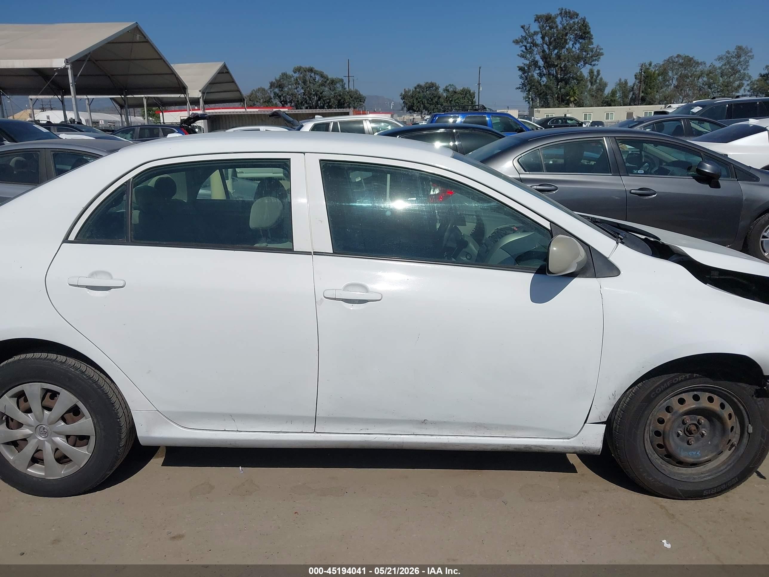 2009 Toyota Corolla Le White vin: JTDBL40EX9J027183