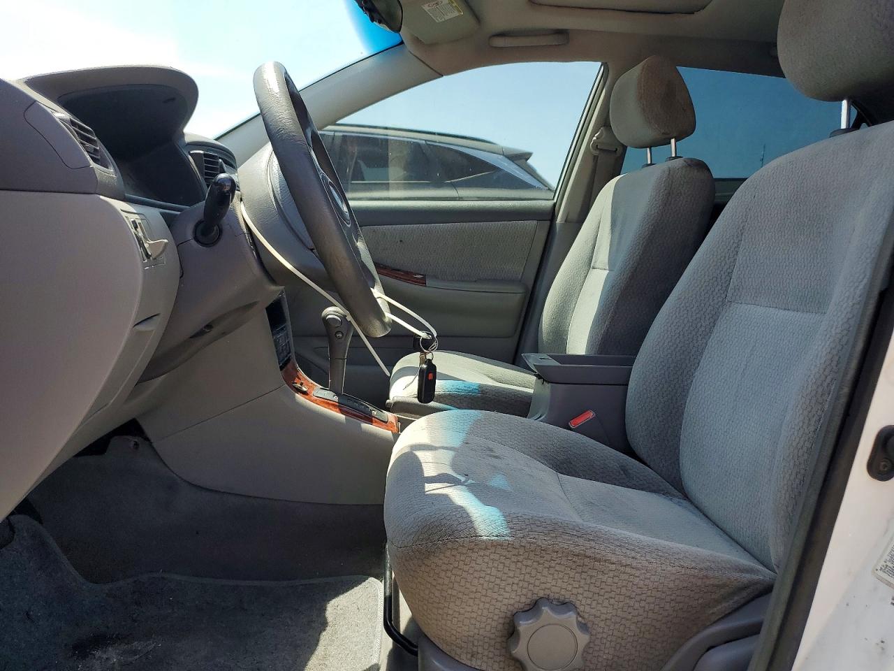 2003 Toyota Corolla Le White vin: JTDBR32E030021282