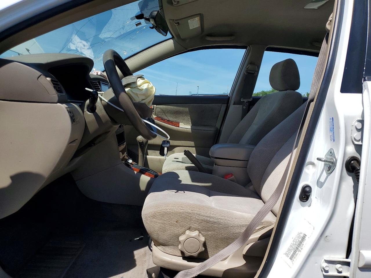 2004 Toyota Corolla Le White vin: JTDBR32E042024933