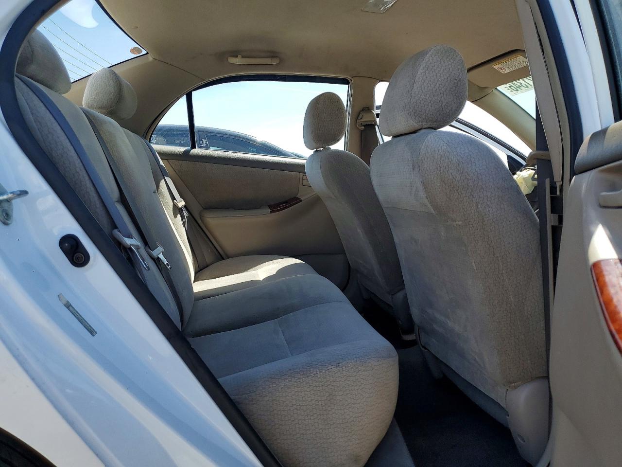 2004 Toyota Corolla Le White vin: JTDBR32E042024933