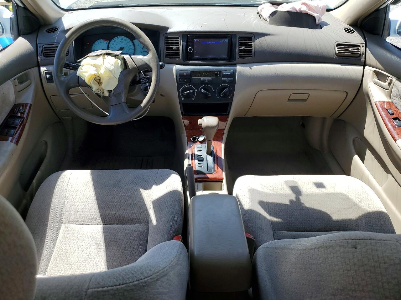 2004 Toyota Corolla Le White vin: JTDBR32E042024933