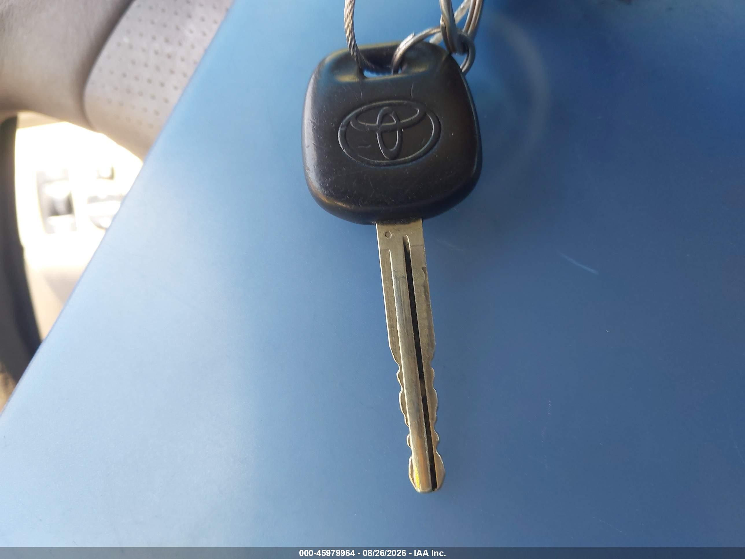 2005 Toyota Corolla Ce White vin: JTDBR32E052057092
