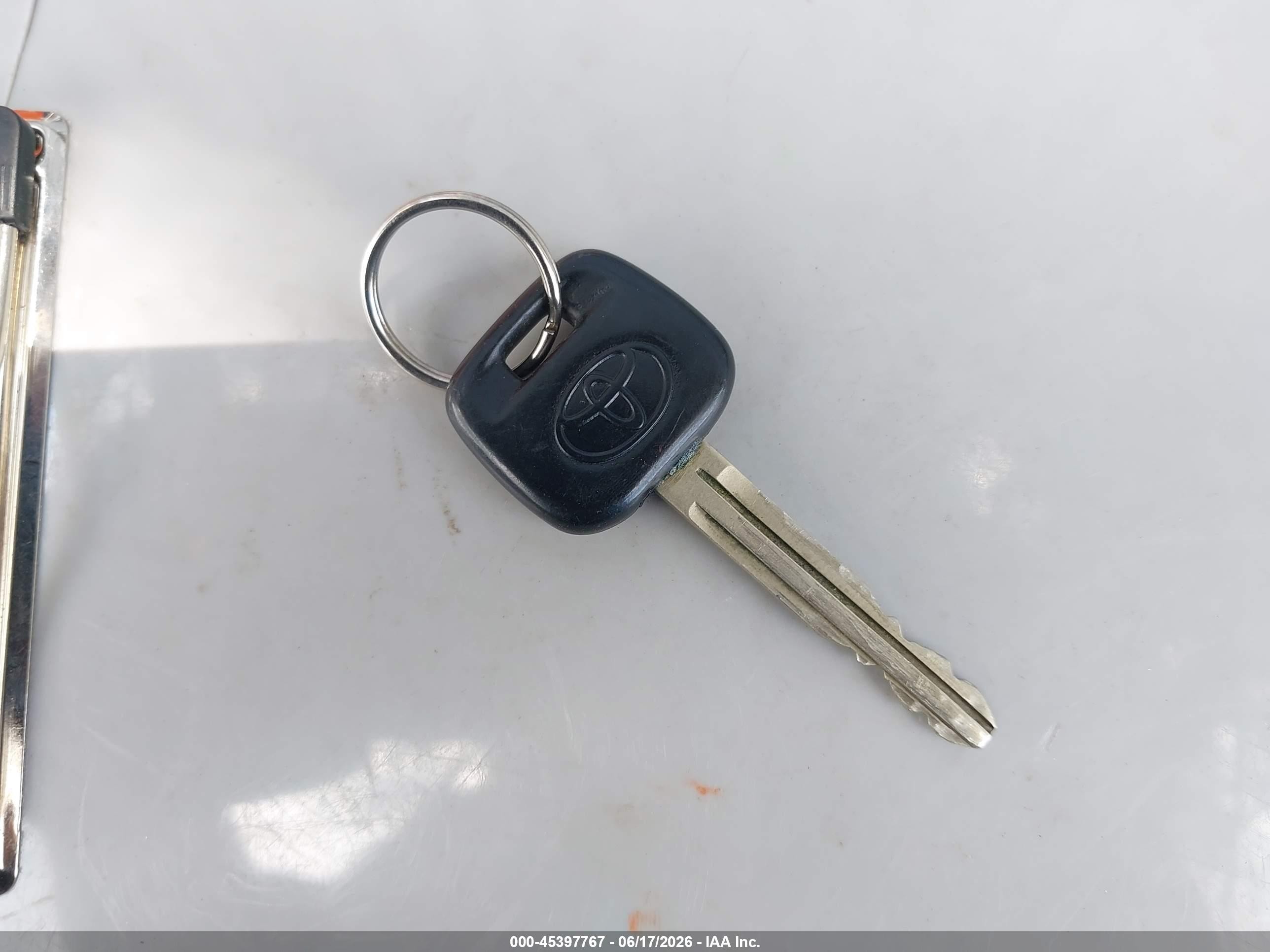2003 Toyota Corolla Le Silver vin: JTDBR32E230011109
