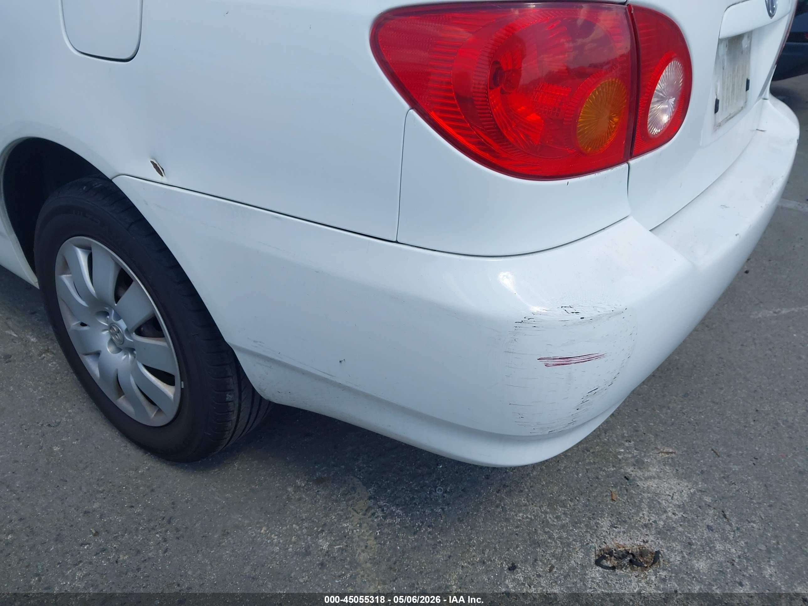 2003 Toyota Corolla Le White vin: JTDBR32E330014035