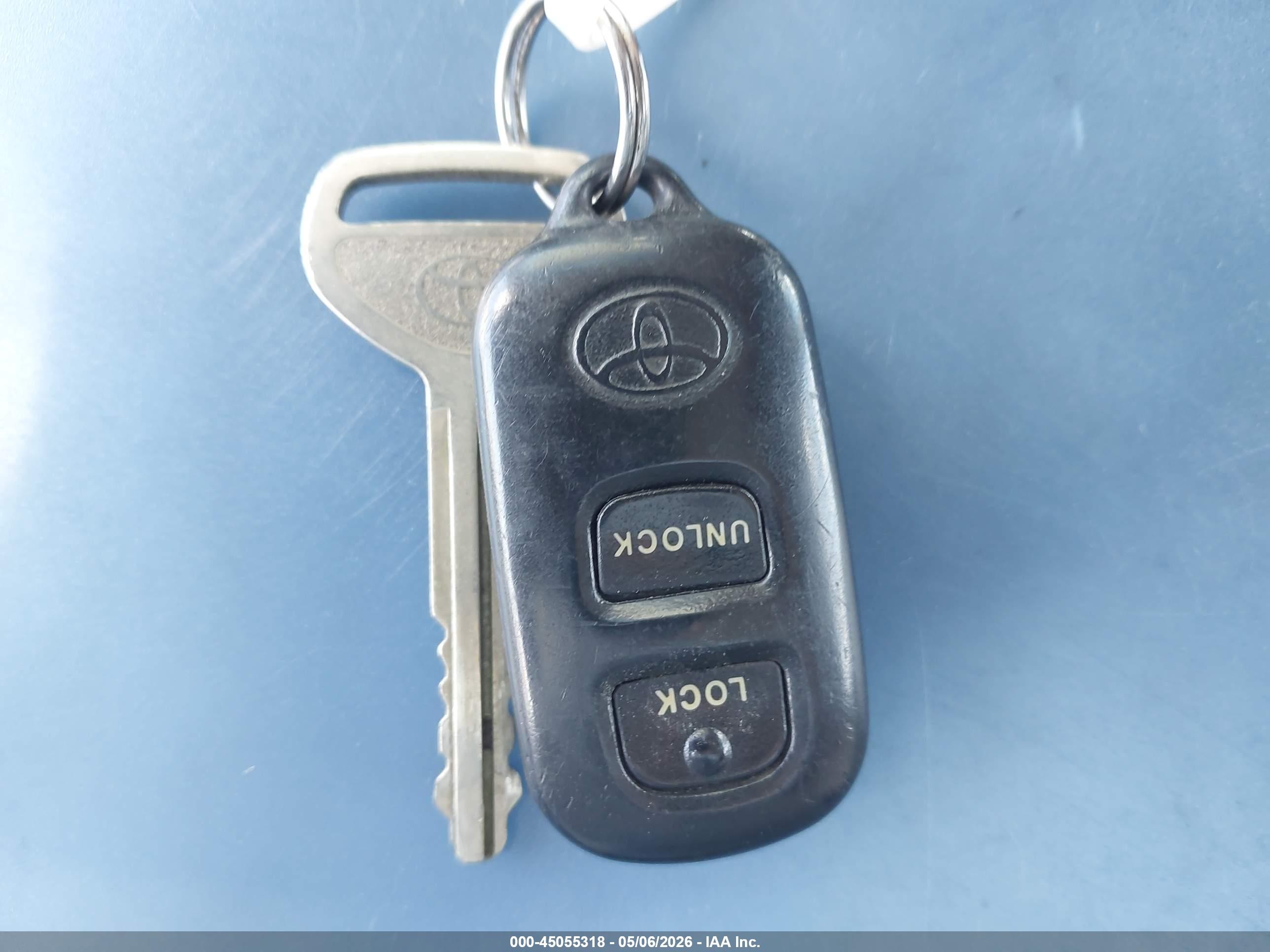 2003 Toyota Corolla Le White vin: JTDBR32E330014035