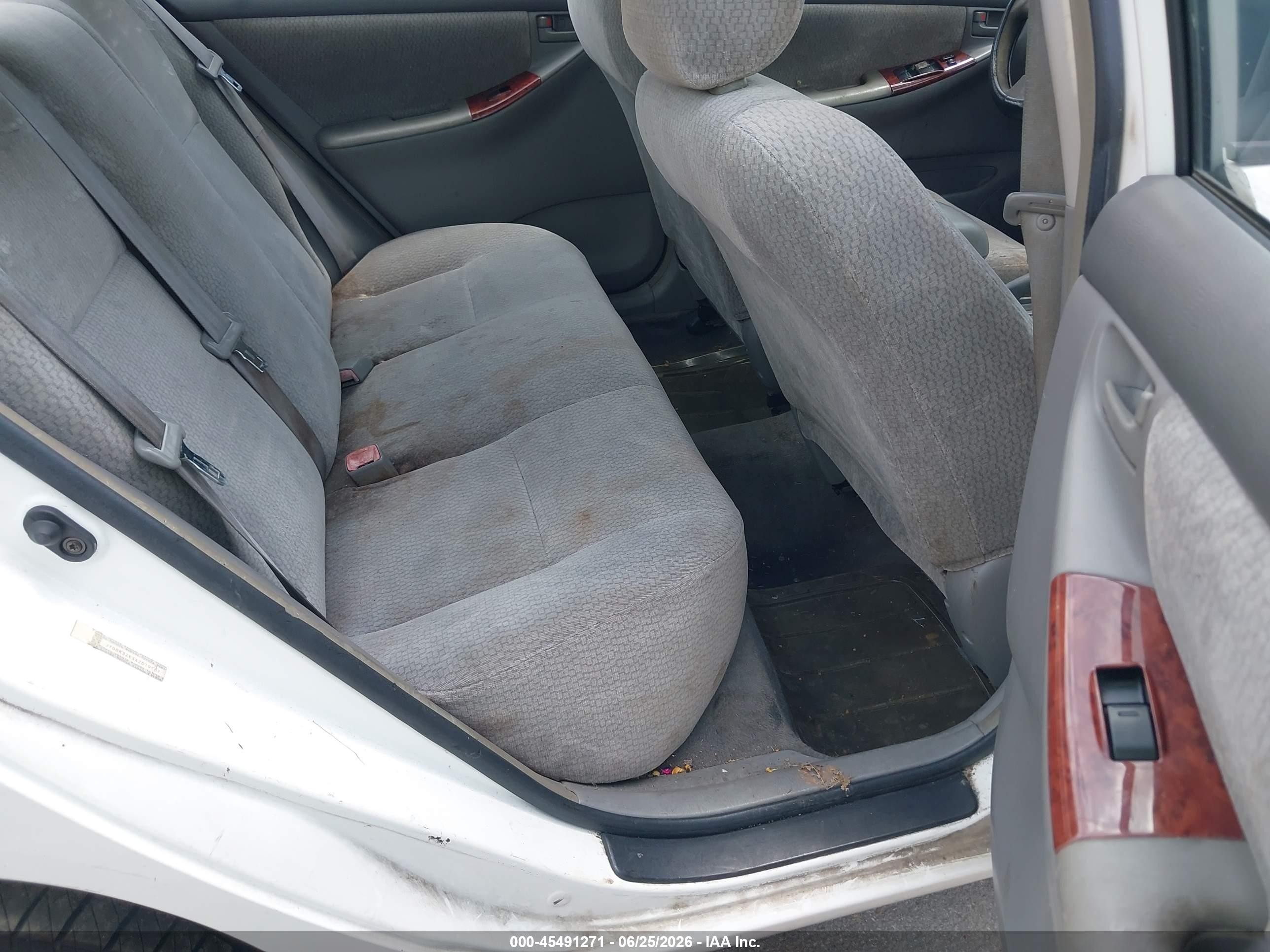 2004 Toyota Corolla Le White vin: JTDBR32E342019967