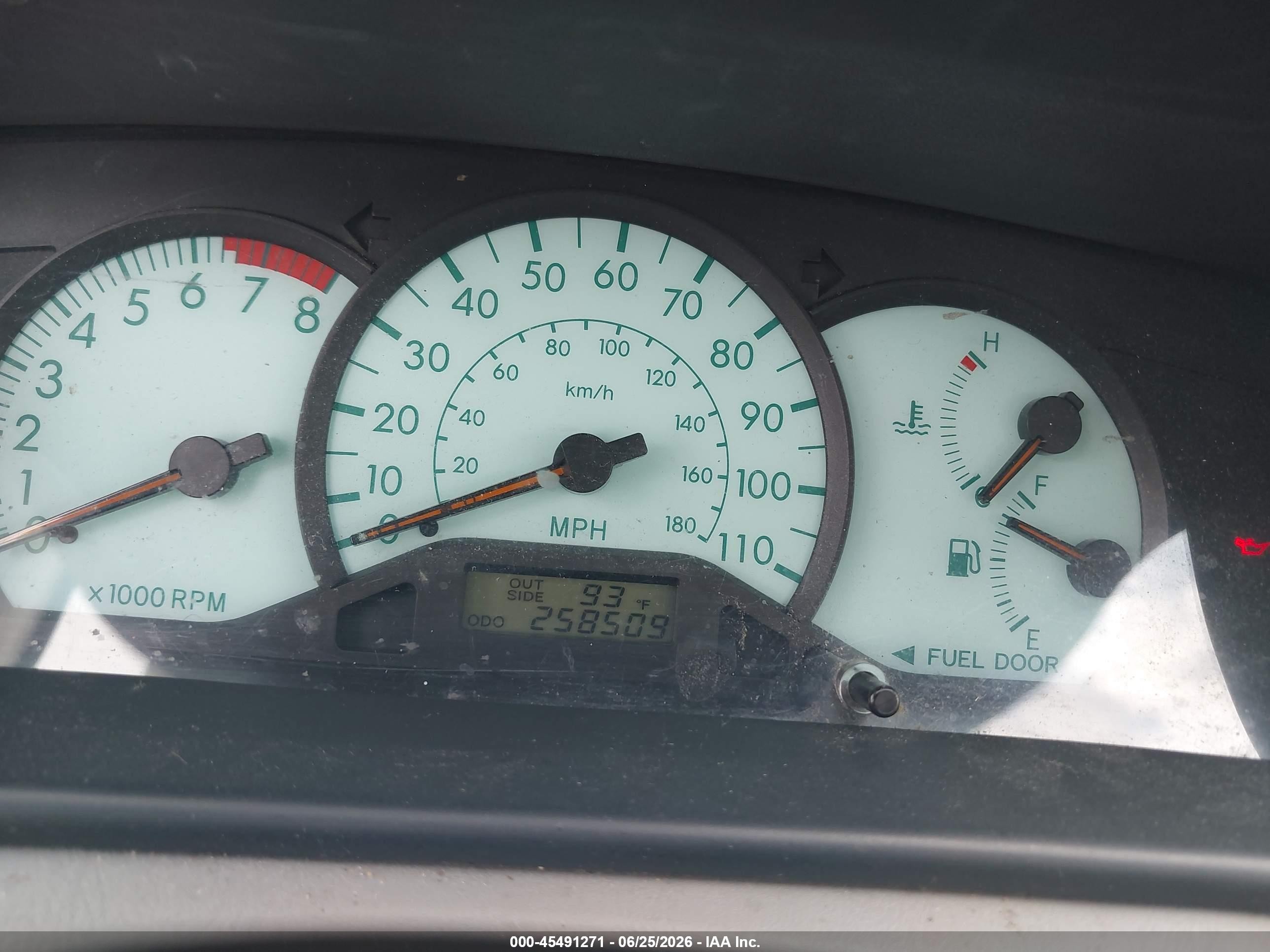 2004 Toyota Corolla Le White vin: JTDBR32E342019967