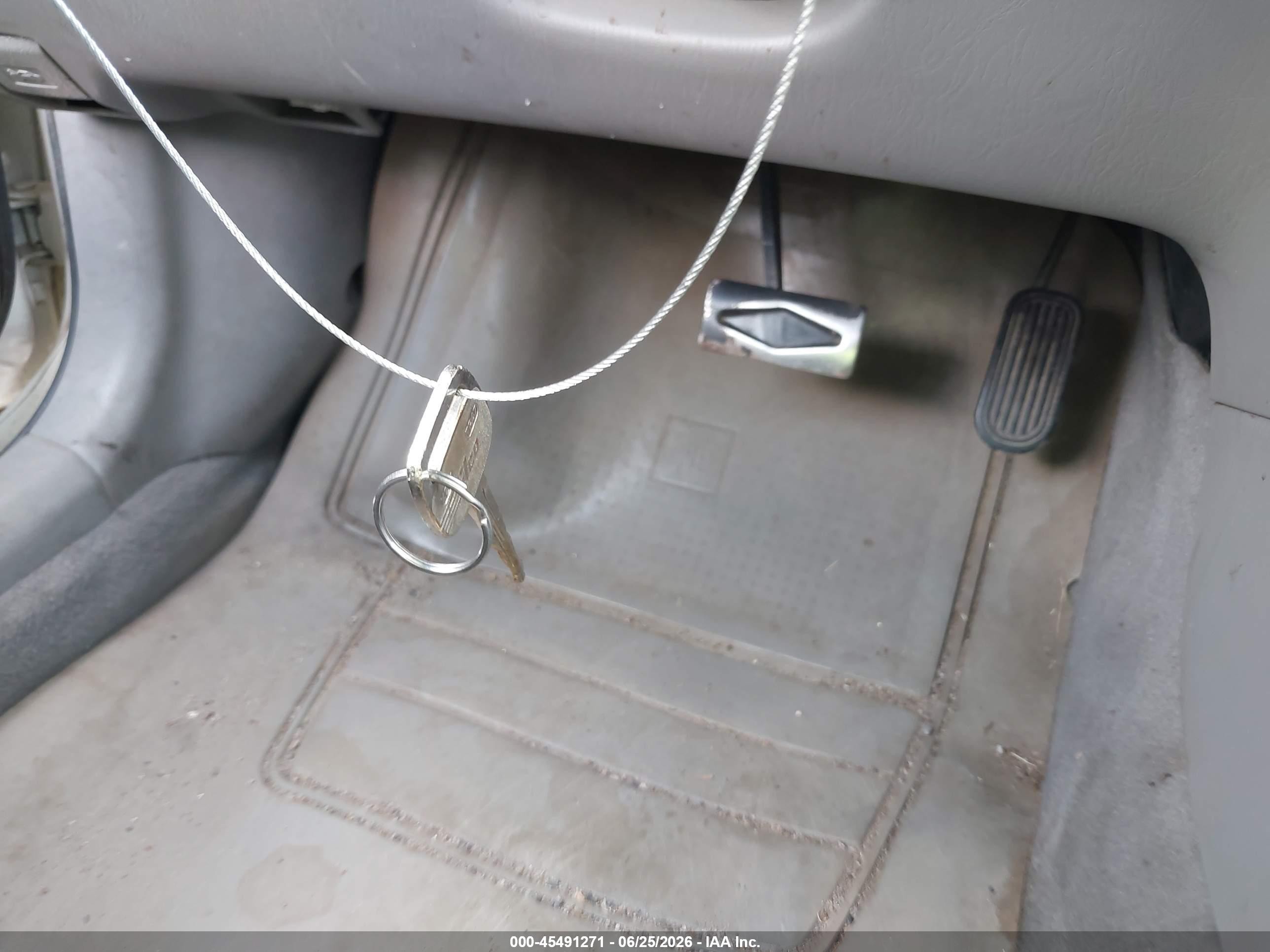 2004 Toyota Corolla Le White vin: JTDBR32E342019967
