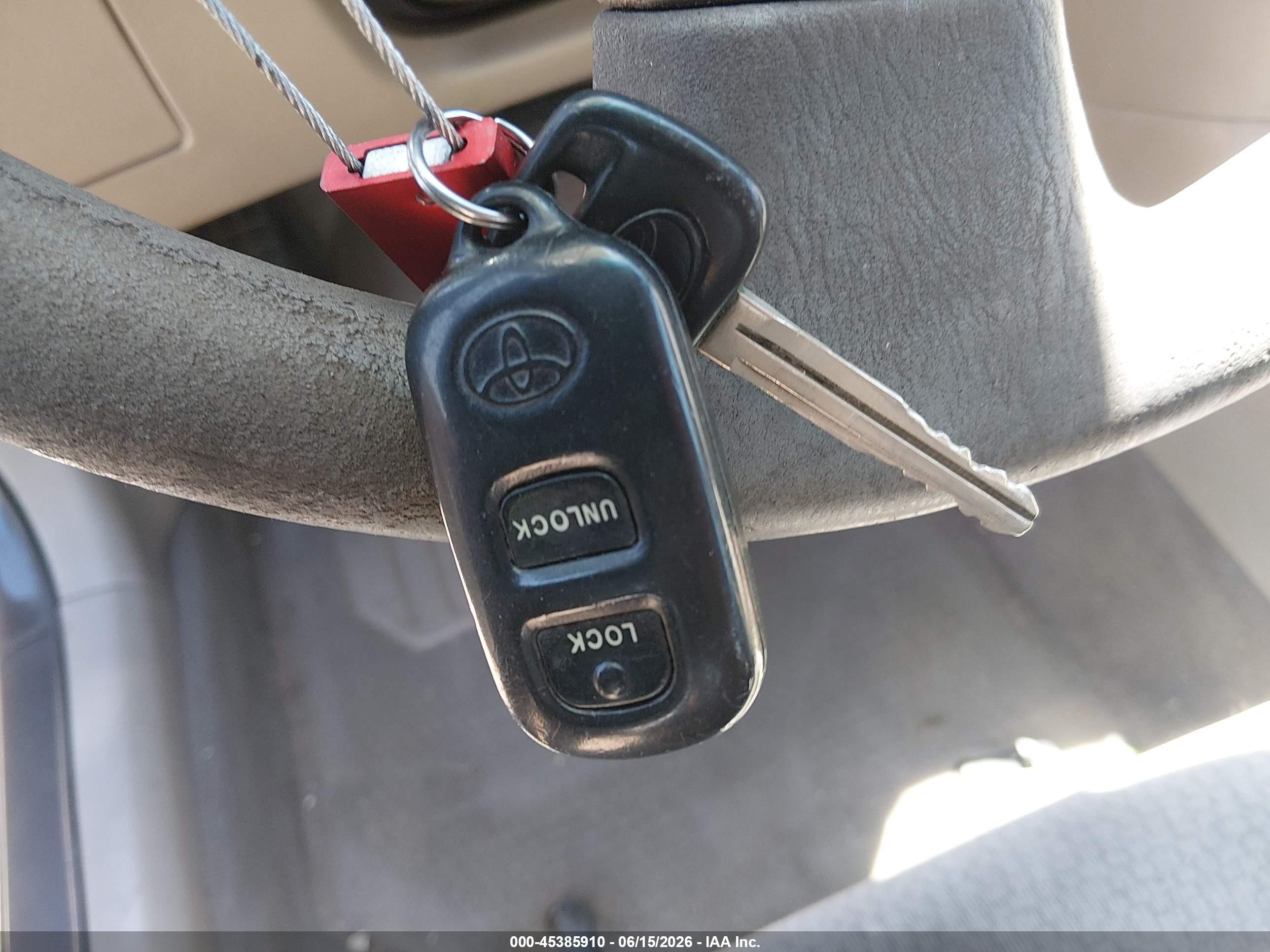 2004 Toyota Corolla Le Silver vin: JTDBR32E342030483