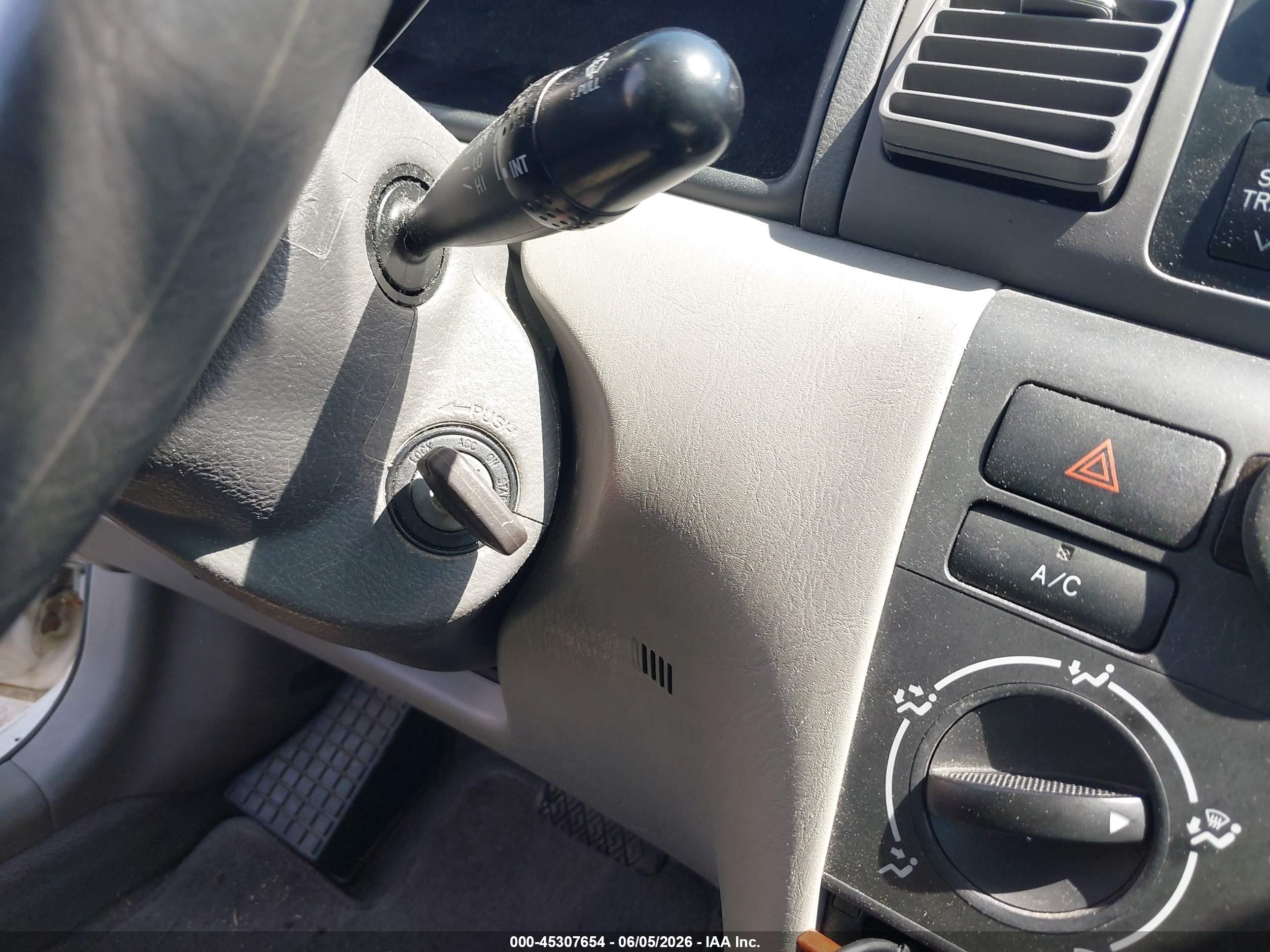 2007 Toyota Corolla Le White vin: JTDBR32E370133337