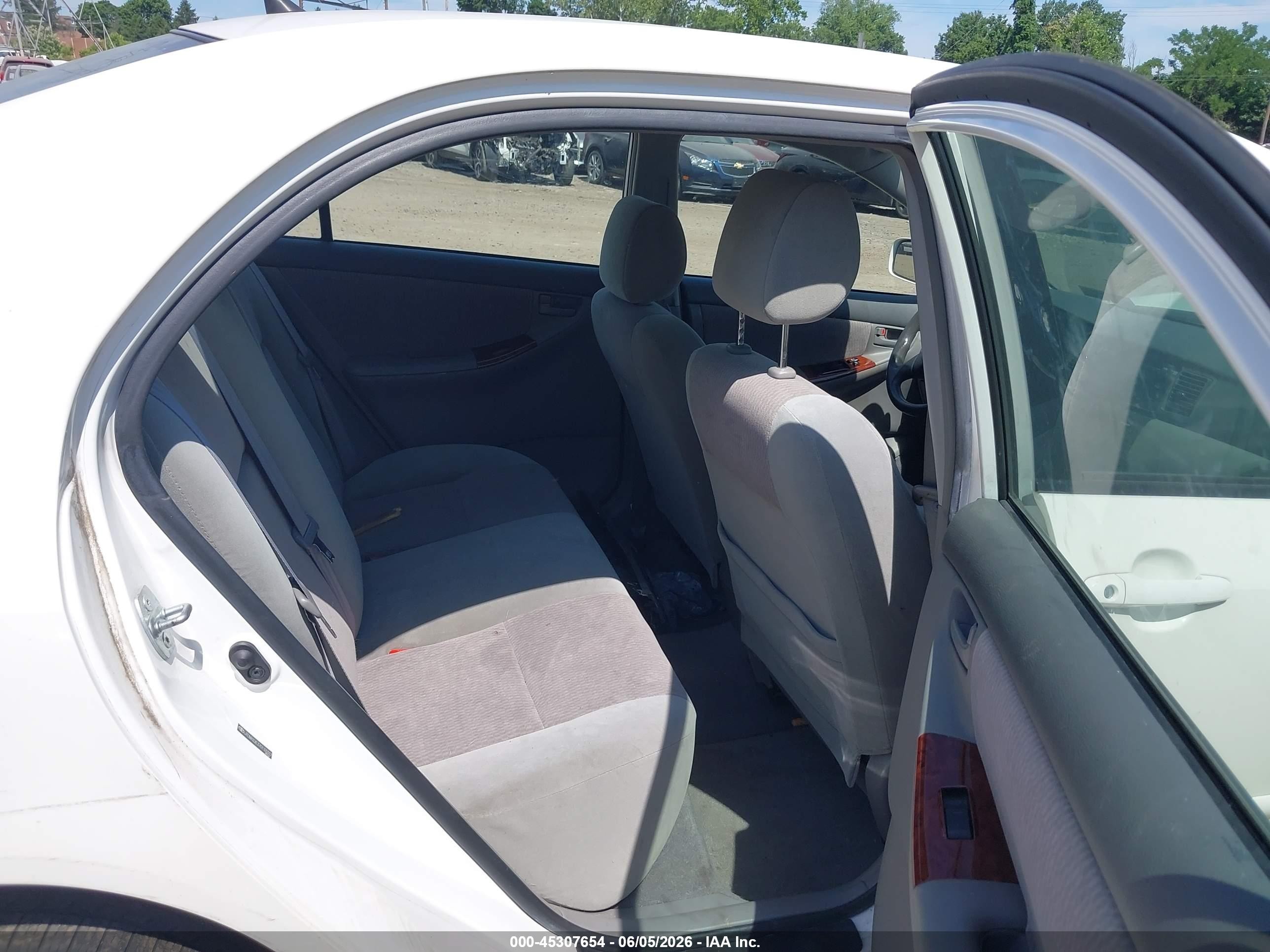 2007 Toyota Corolla Le White vin: JTDBR32E370133337