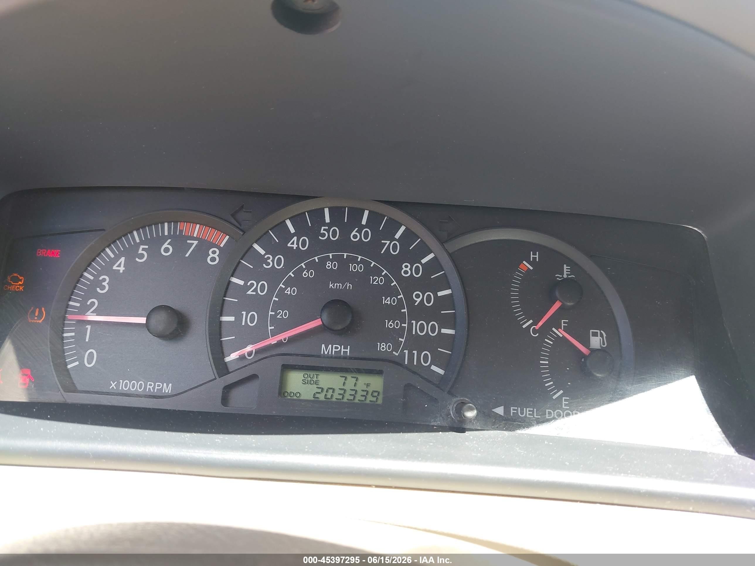 2003 Toyota Corolla Le White vin: JTDBR32E430038487