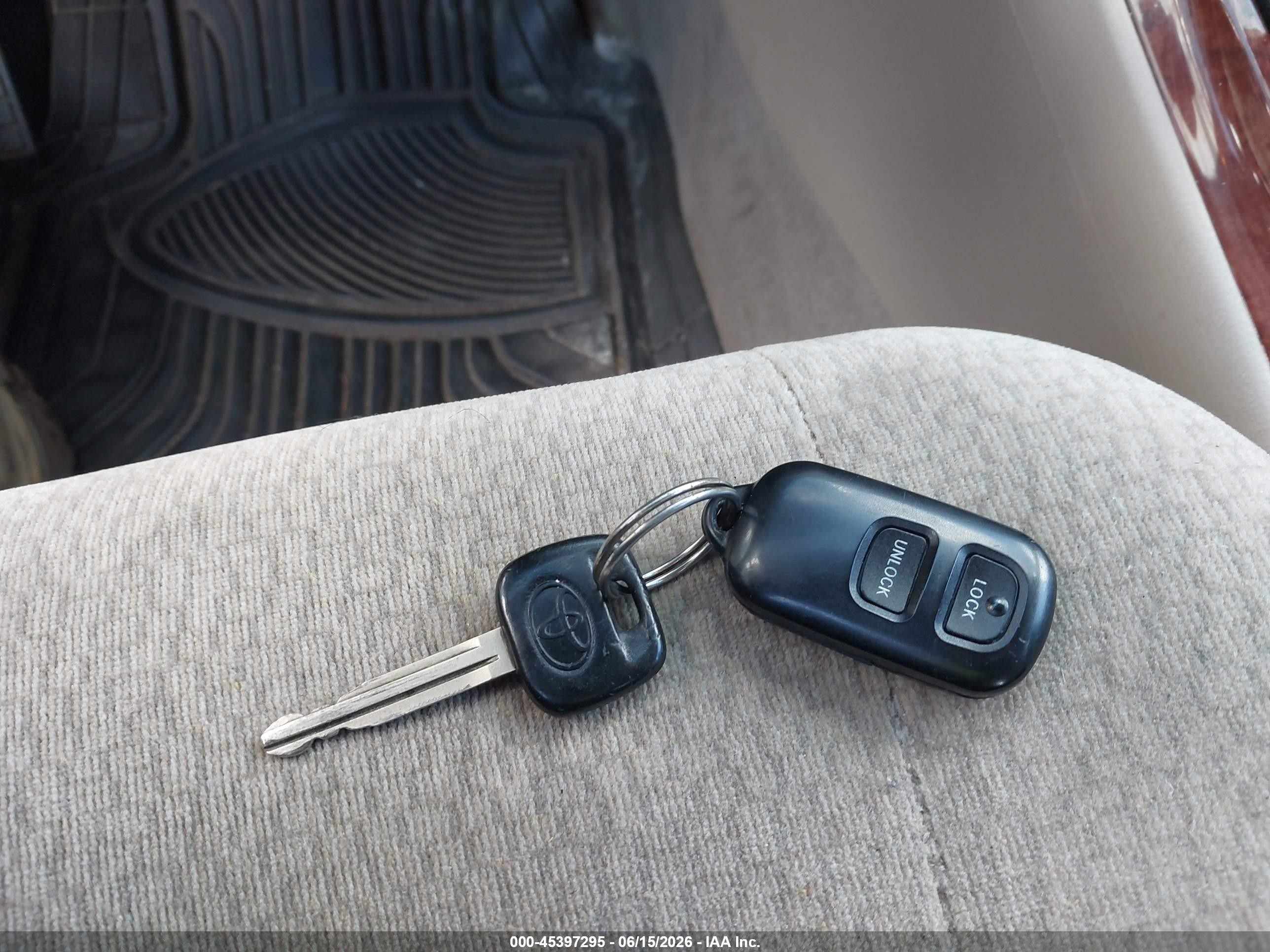 2003 Toyota Corolla Le White vin: JTDBR32E430038487