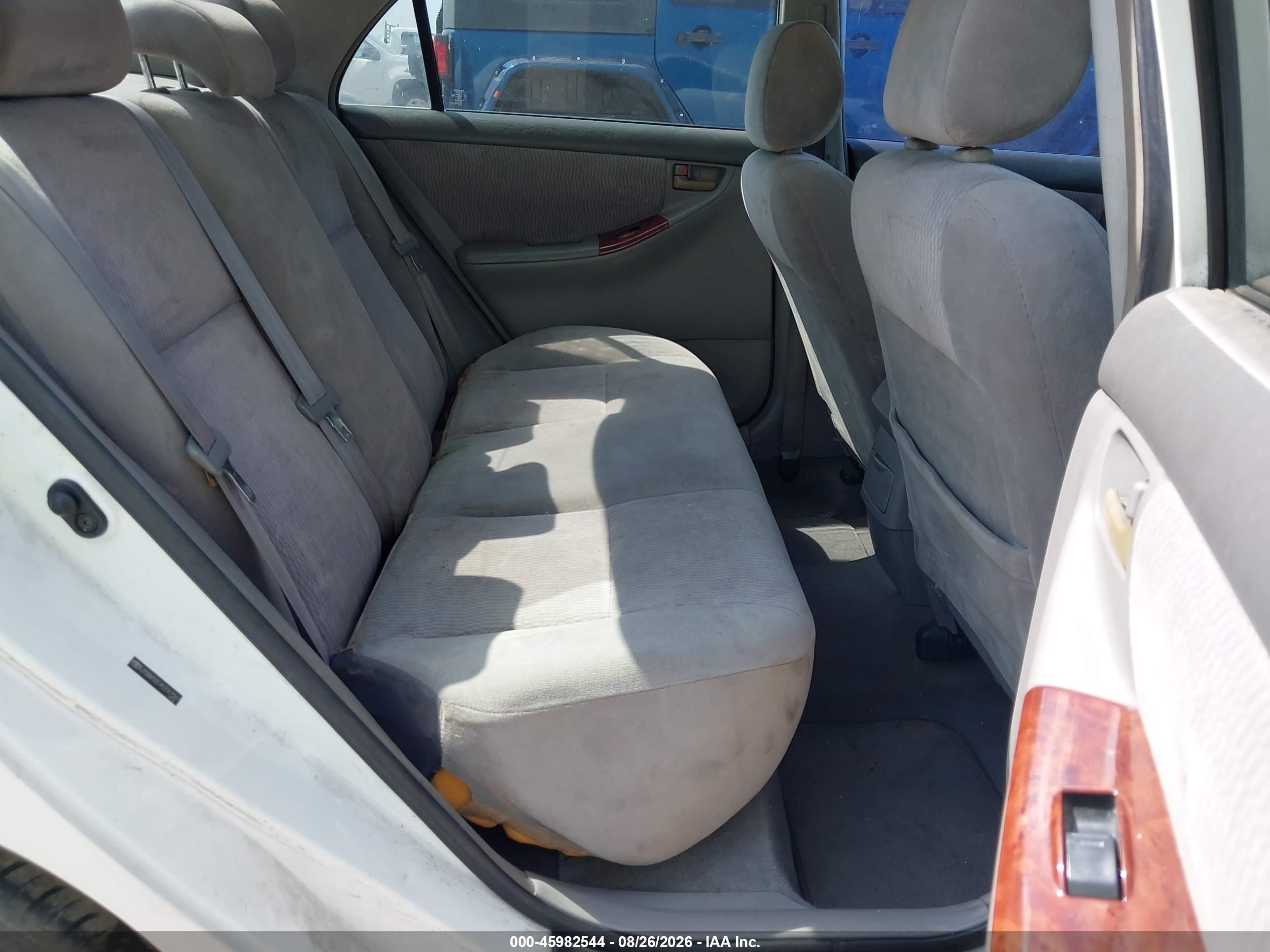 2005 Toyota Corolla Le White vin: JTDBR32E452067267