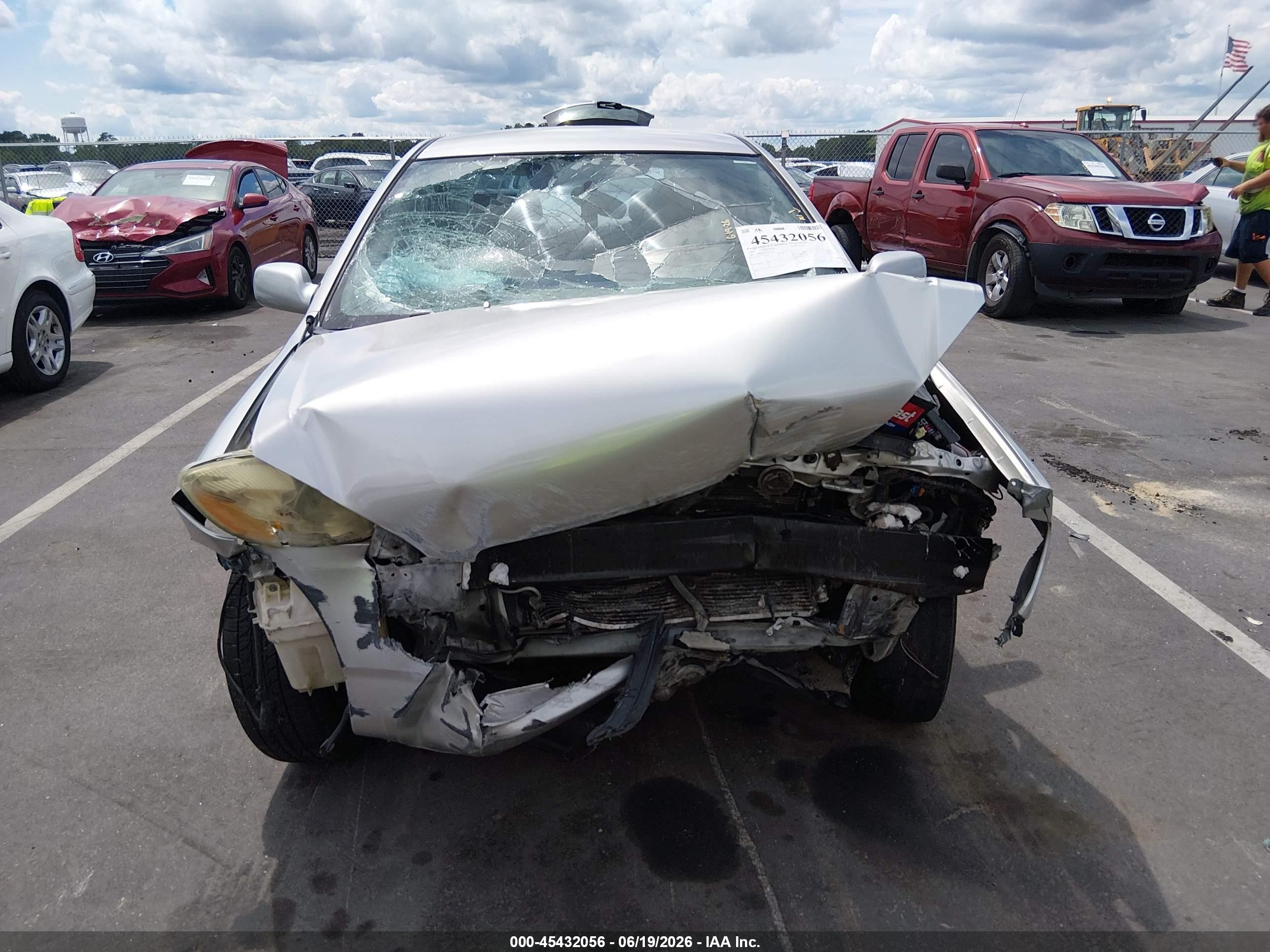 2004 Toyota Corolla Le Серебряный vin: JTDBR32E742031975