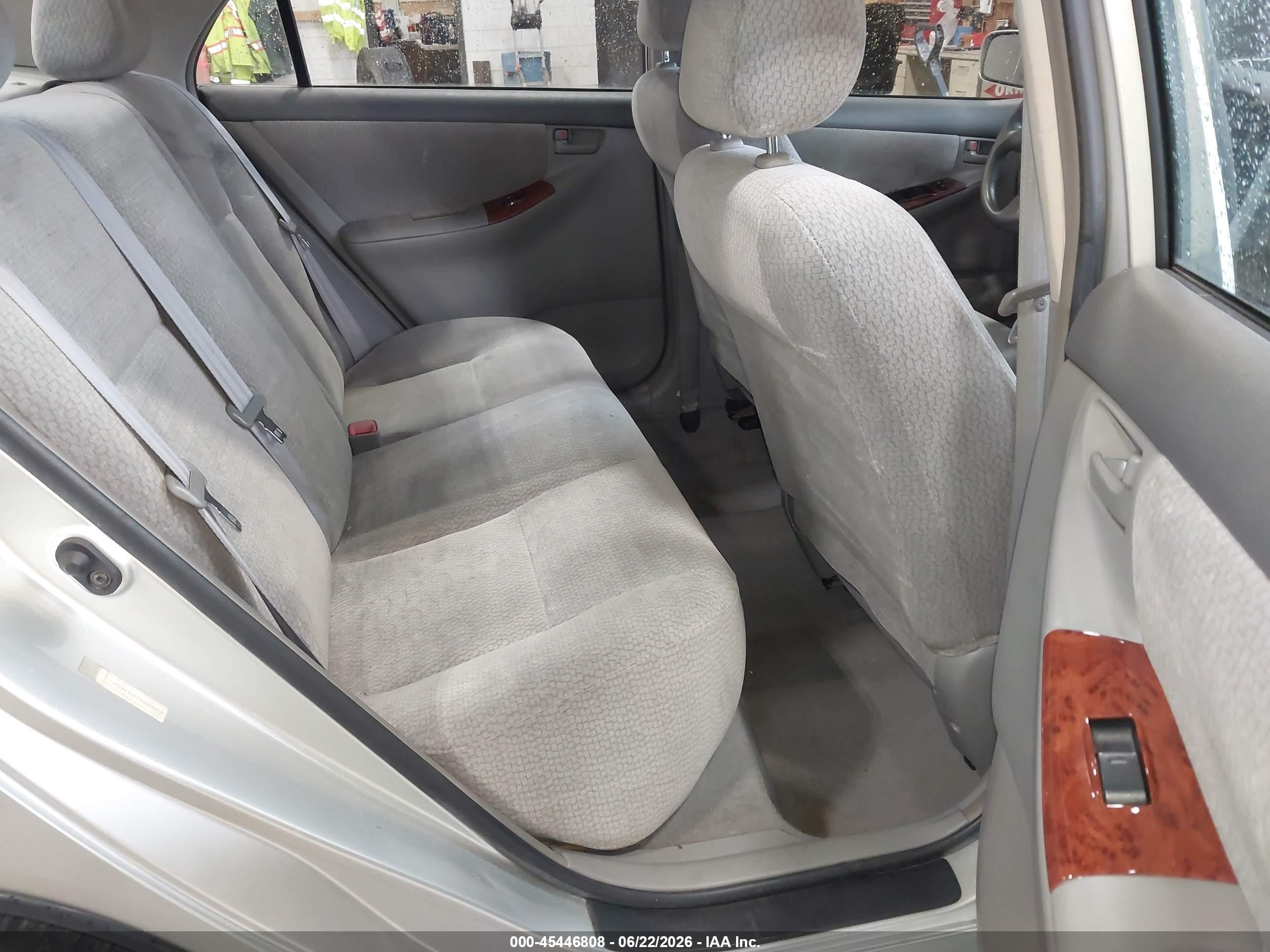 2004 Toyota Corolla Le Silver vin: JTDBR32E742035413