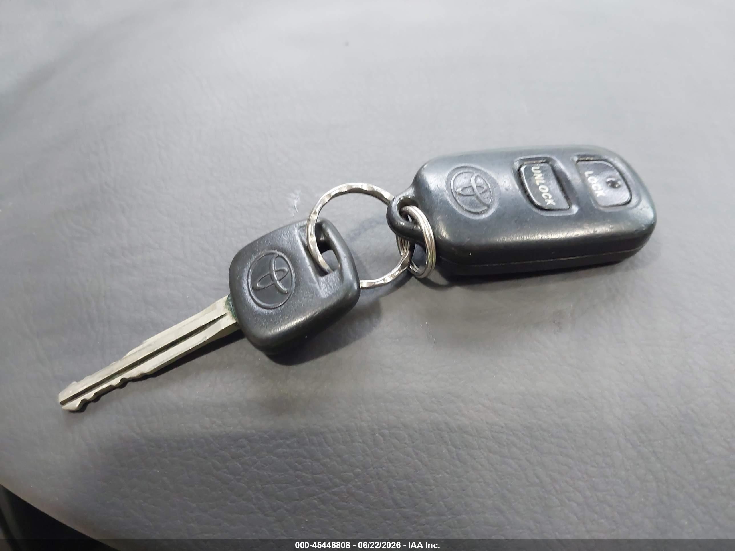 2004 Toyota Corolla Le Silver vin: JTDBR32E742035413