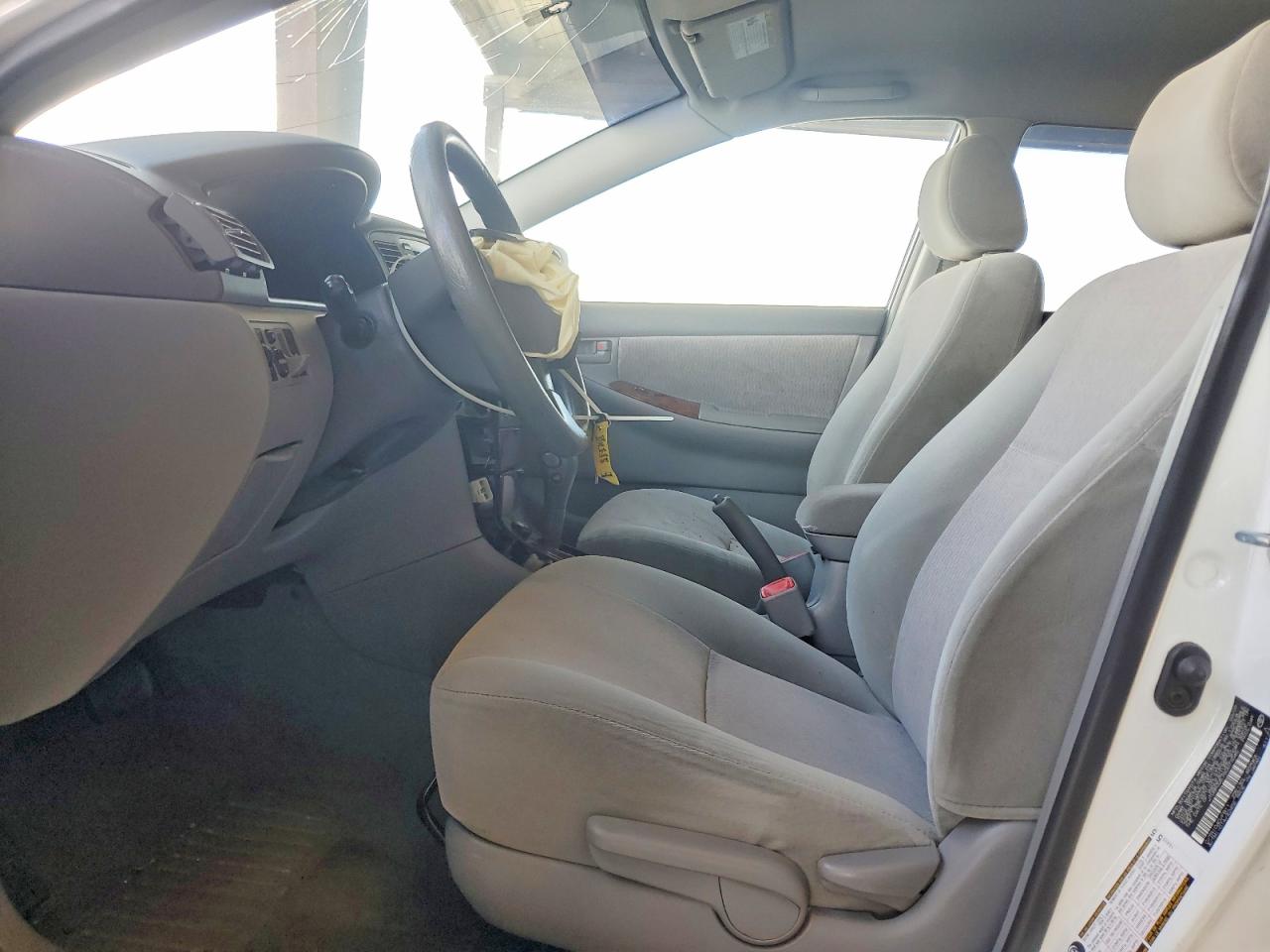 2006 Toyota Corolla Le White vin: JTDBR32E760077045