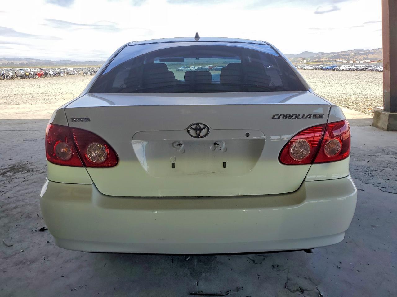 2006 Toyota Corolla Le White vin: JTDBR32E760077045