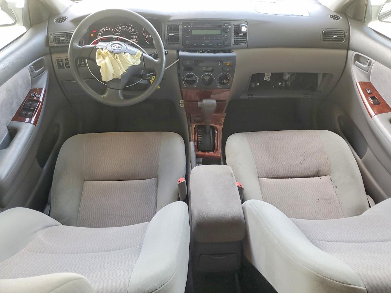 2006 Toyota Corolla Le White vin: JTDBR32E760077045