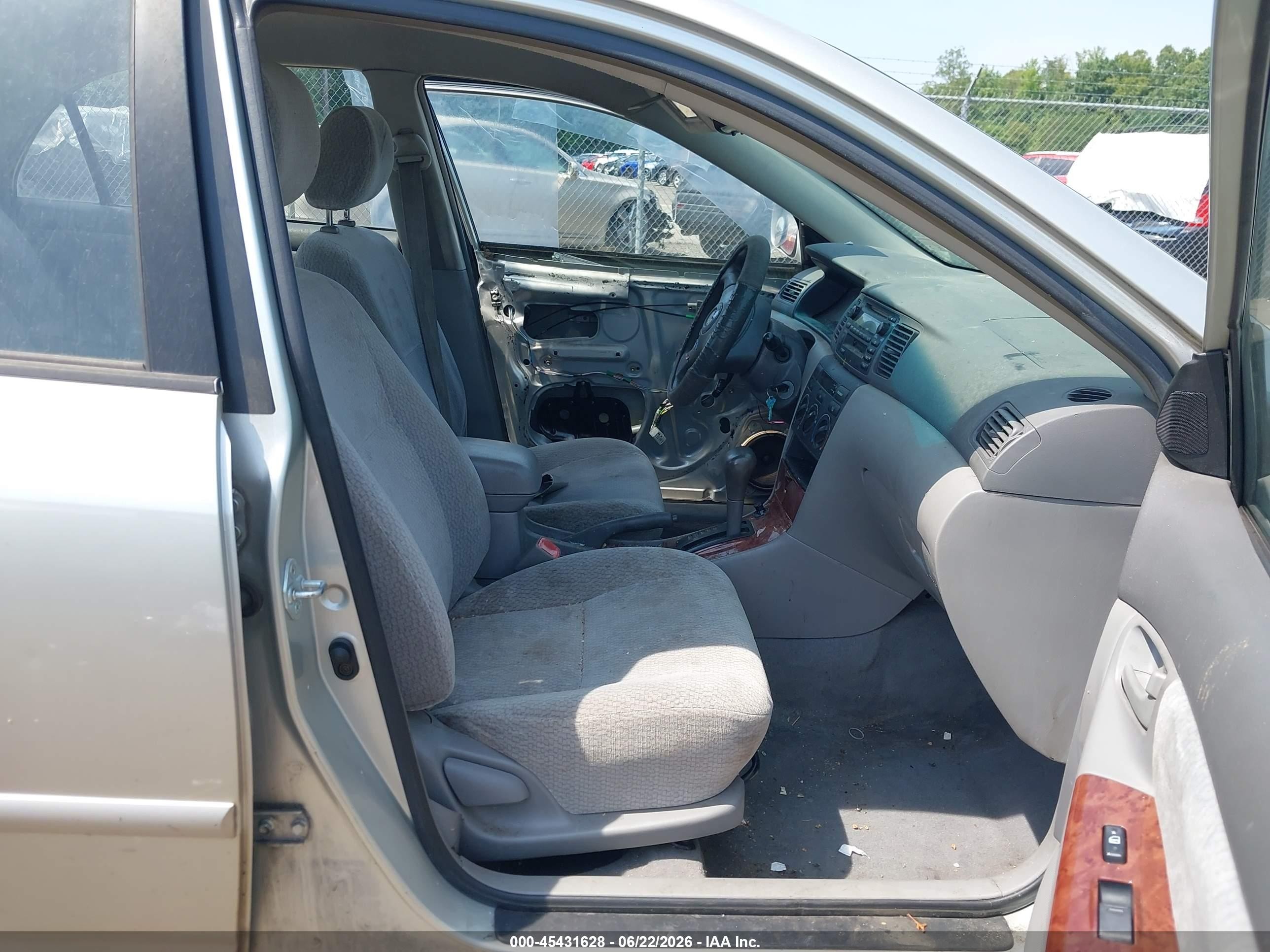 2004 Toyota Corolla Le Silver vin: JTDBR32E842018068