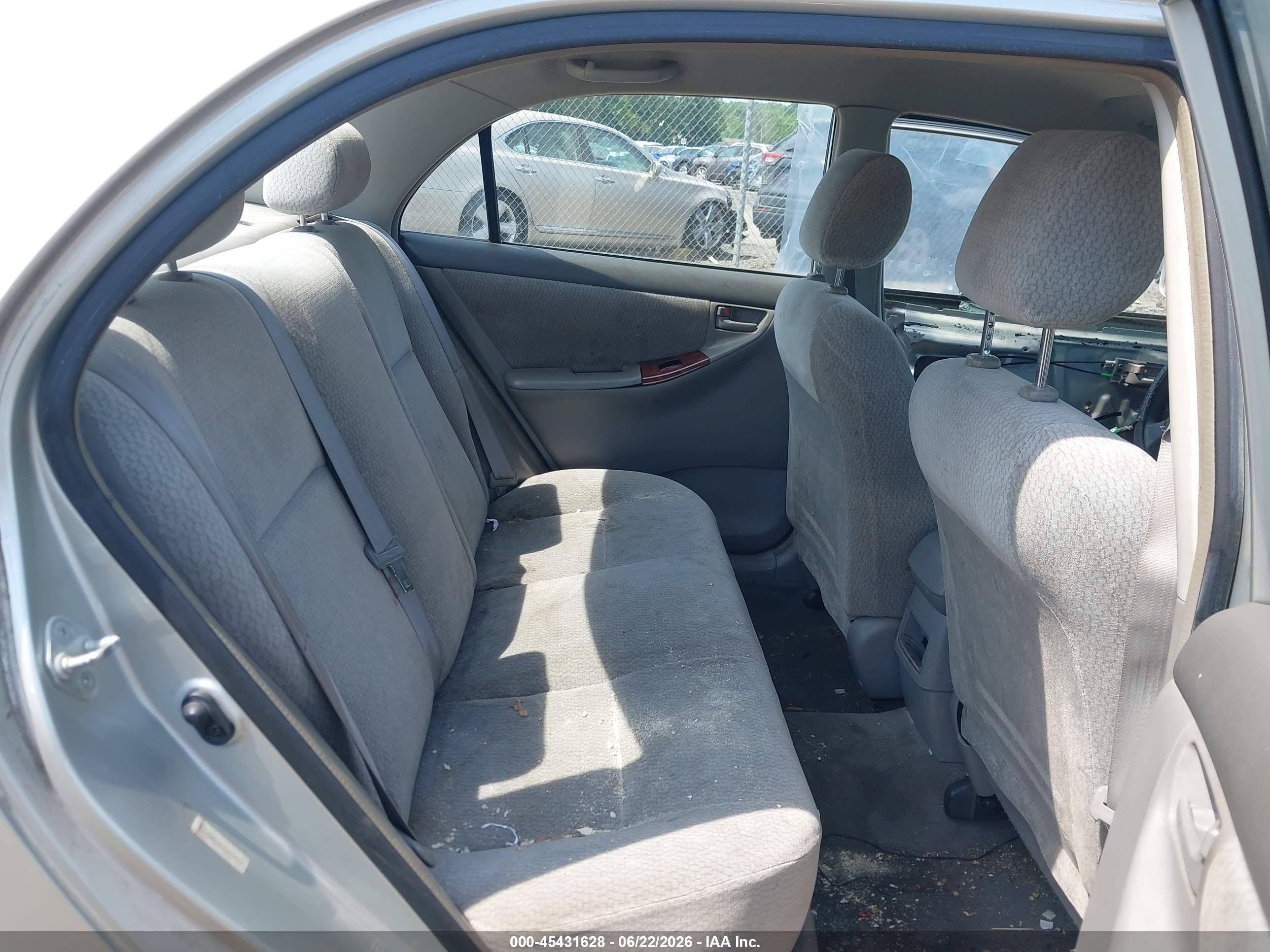 2004 Toyota Corolla Le Silver vin: JTDBR32E842018068