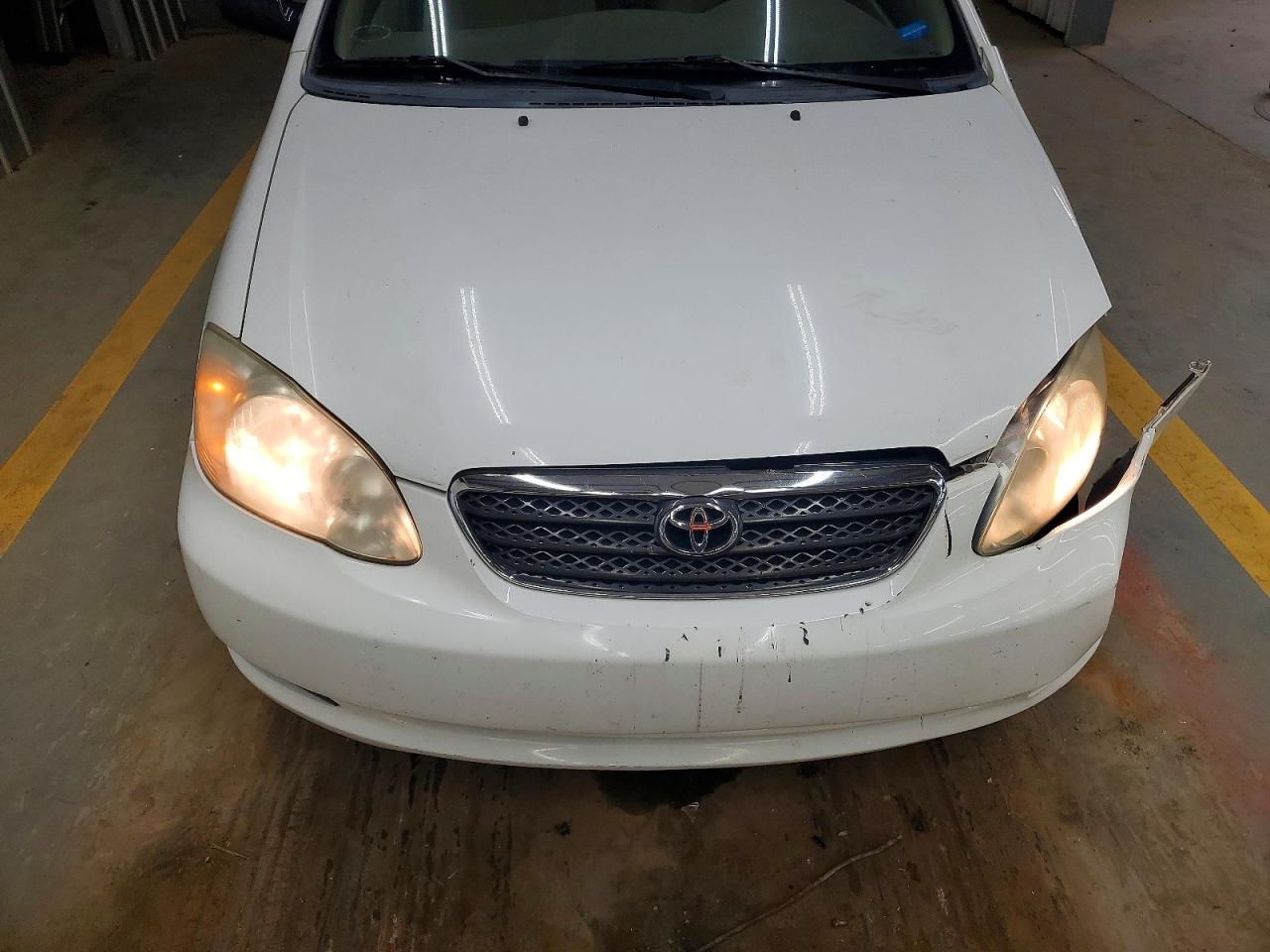 2005 Toyota Corolla Ce White vin: JTDBR32E852049564