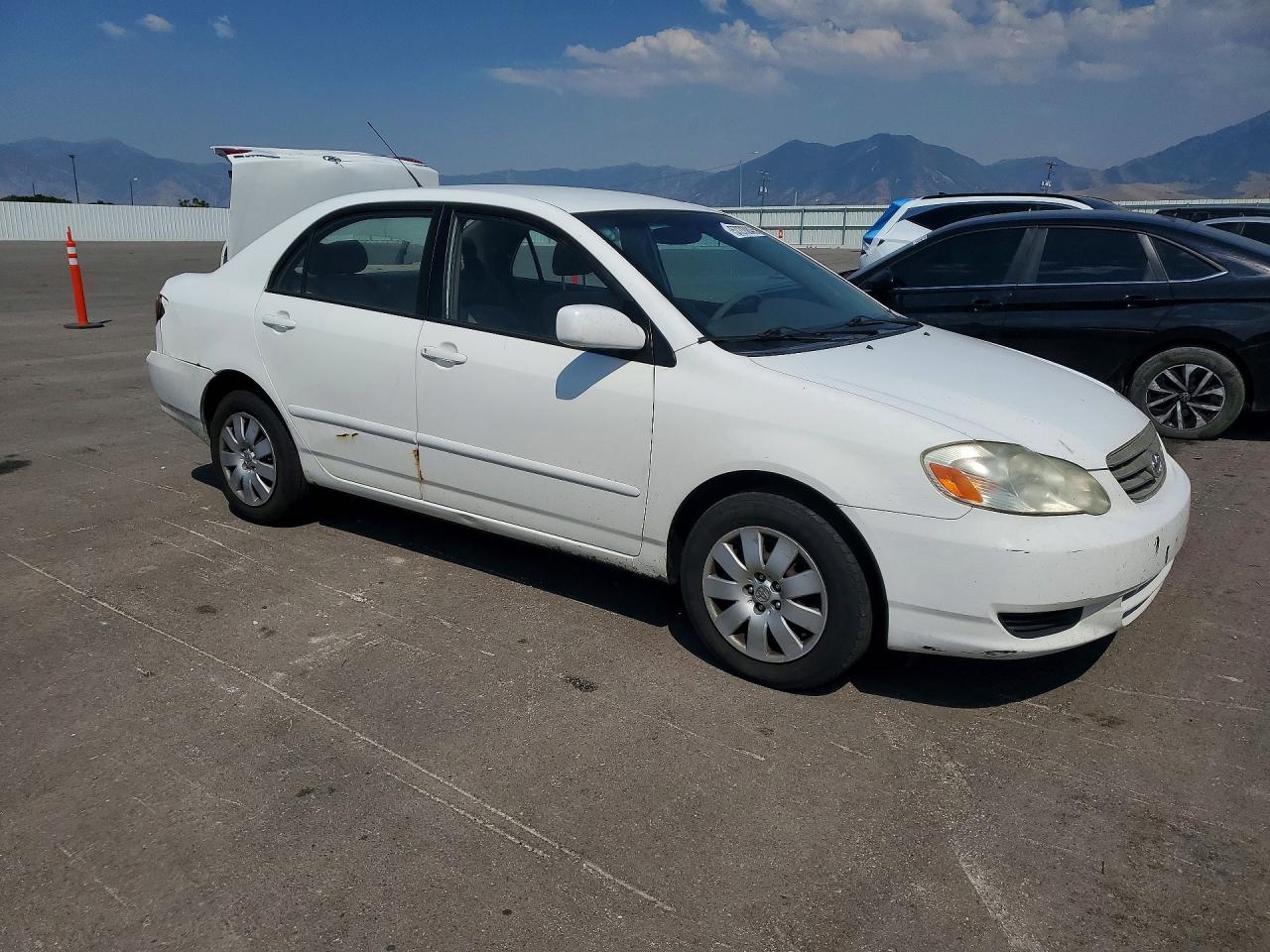2004 Toyota Corolla Le White vin: JTDBR32E942018578