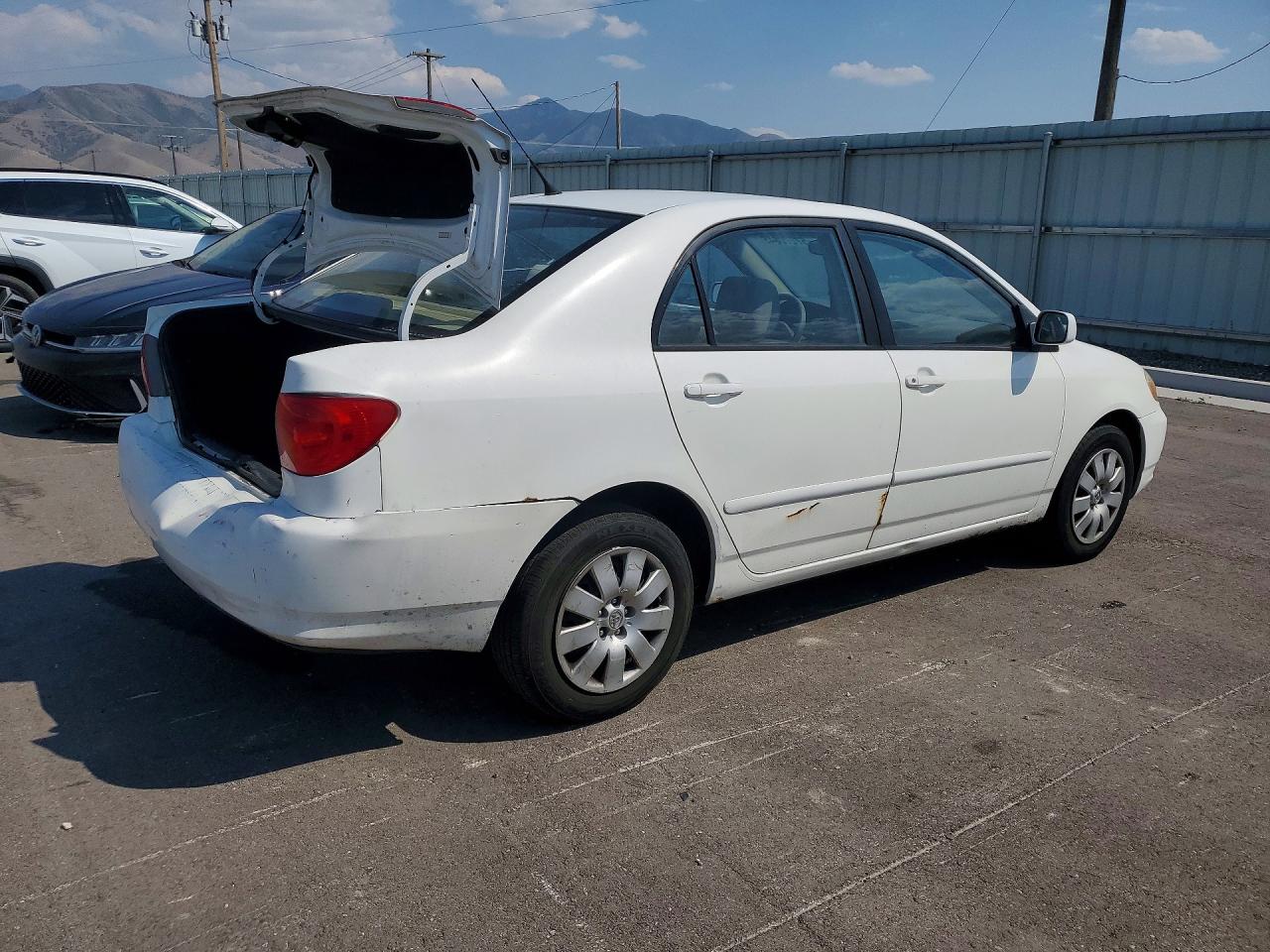 2004 Toyota Corolla Le White vin: JTDBR32E942018578