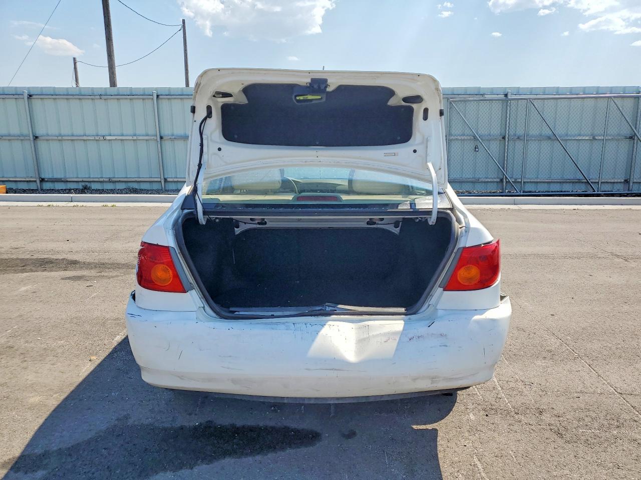 2004 Toyota Corolla Le White vin: JTDBR32E942018578