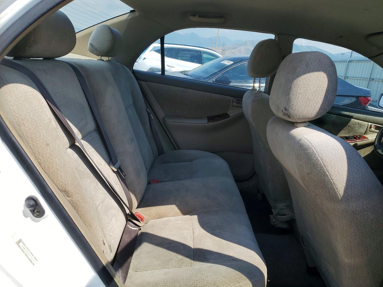 2004 Toyota Corolla Le White vin: JTDBR32E942018578